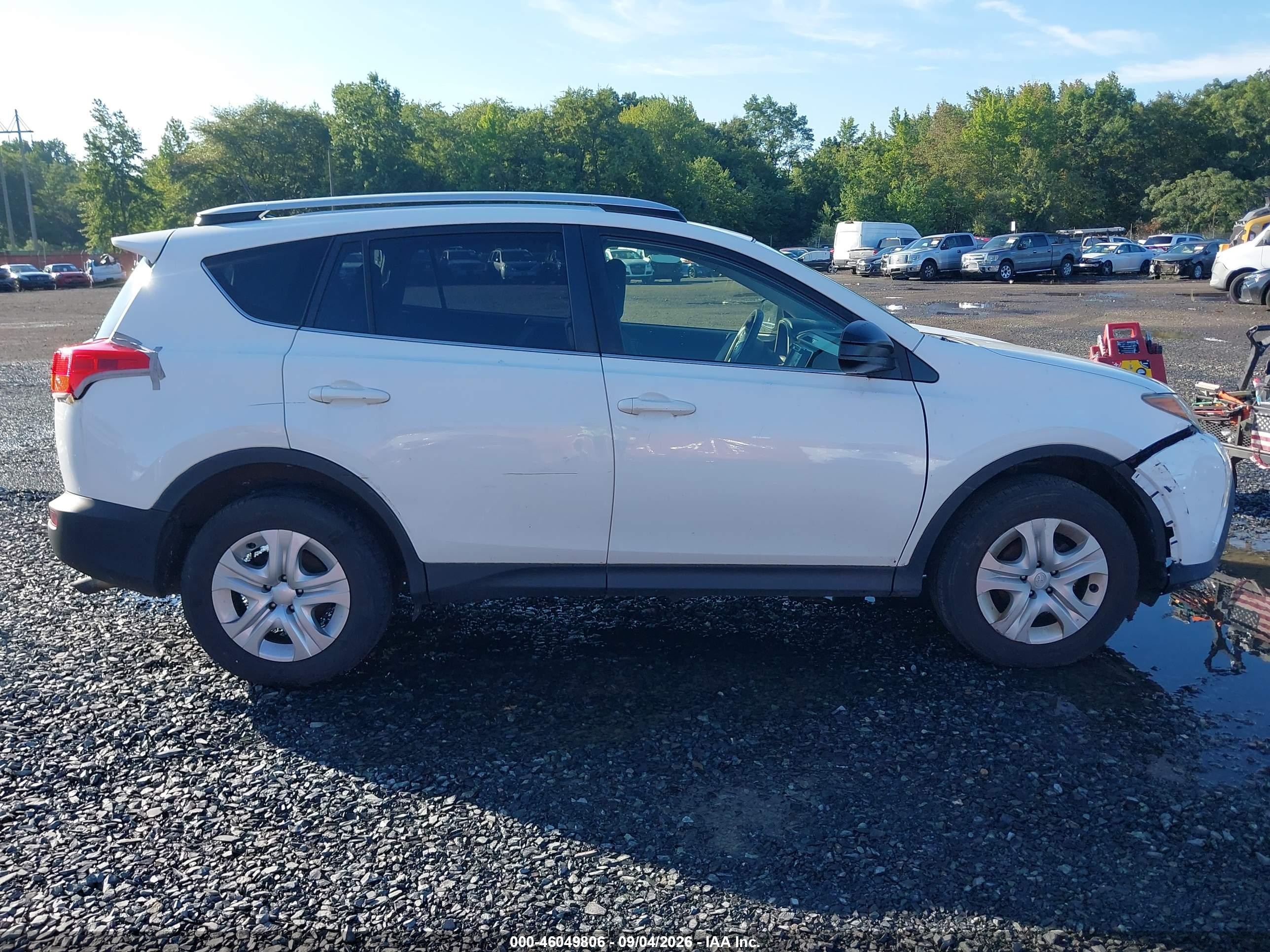 2015 Toyota Rav4 Le White vin: JTMBFREV5FD156214