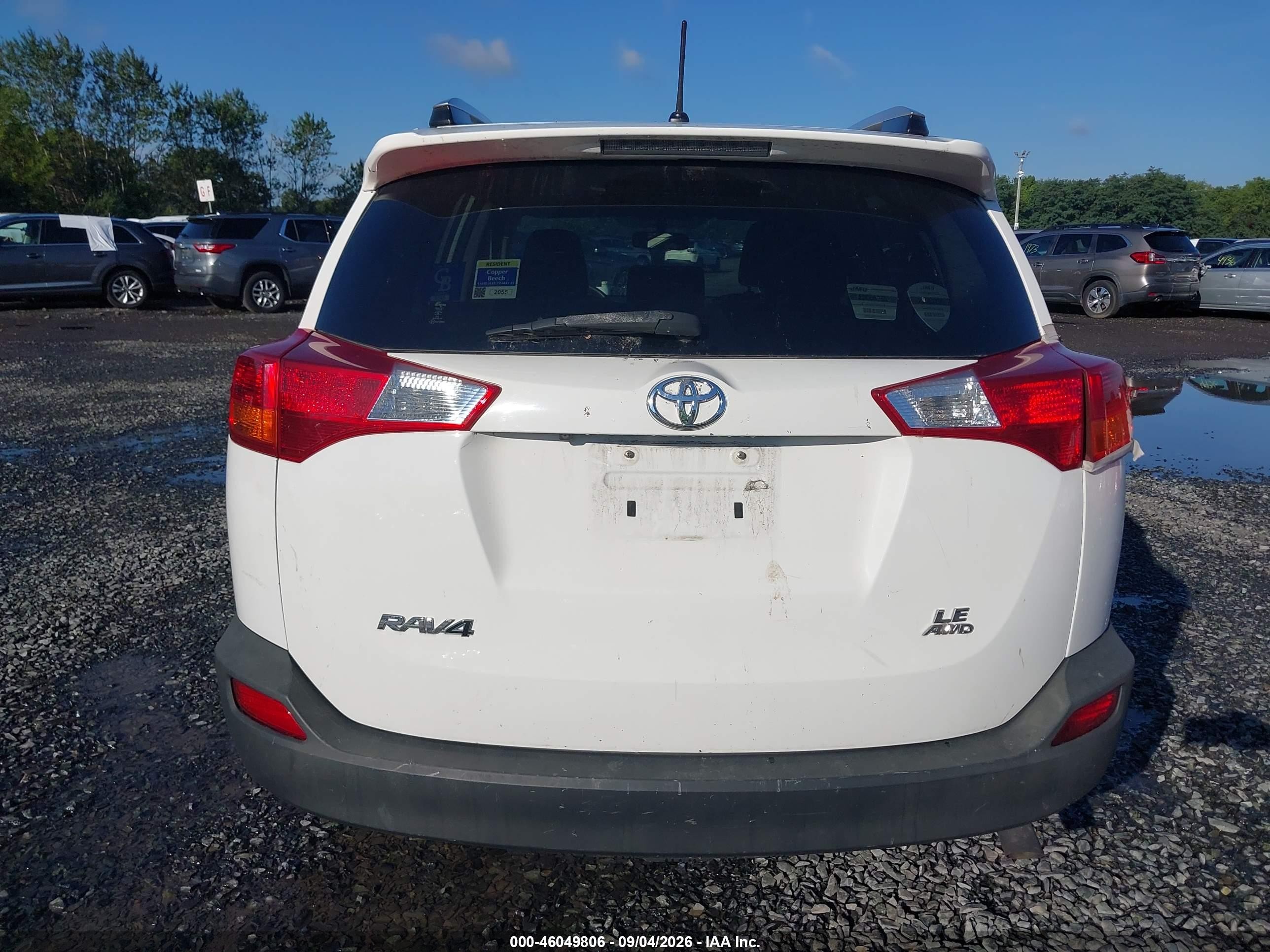 2015 Toyota Rav4 Le White vin: JTMBFREV5FD156214