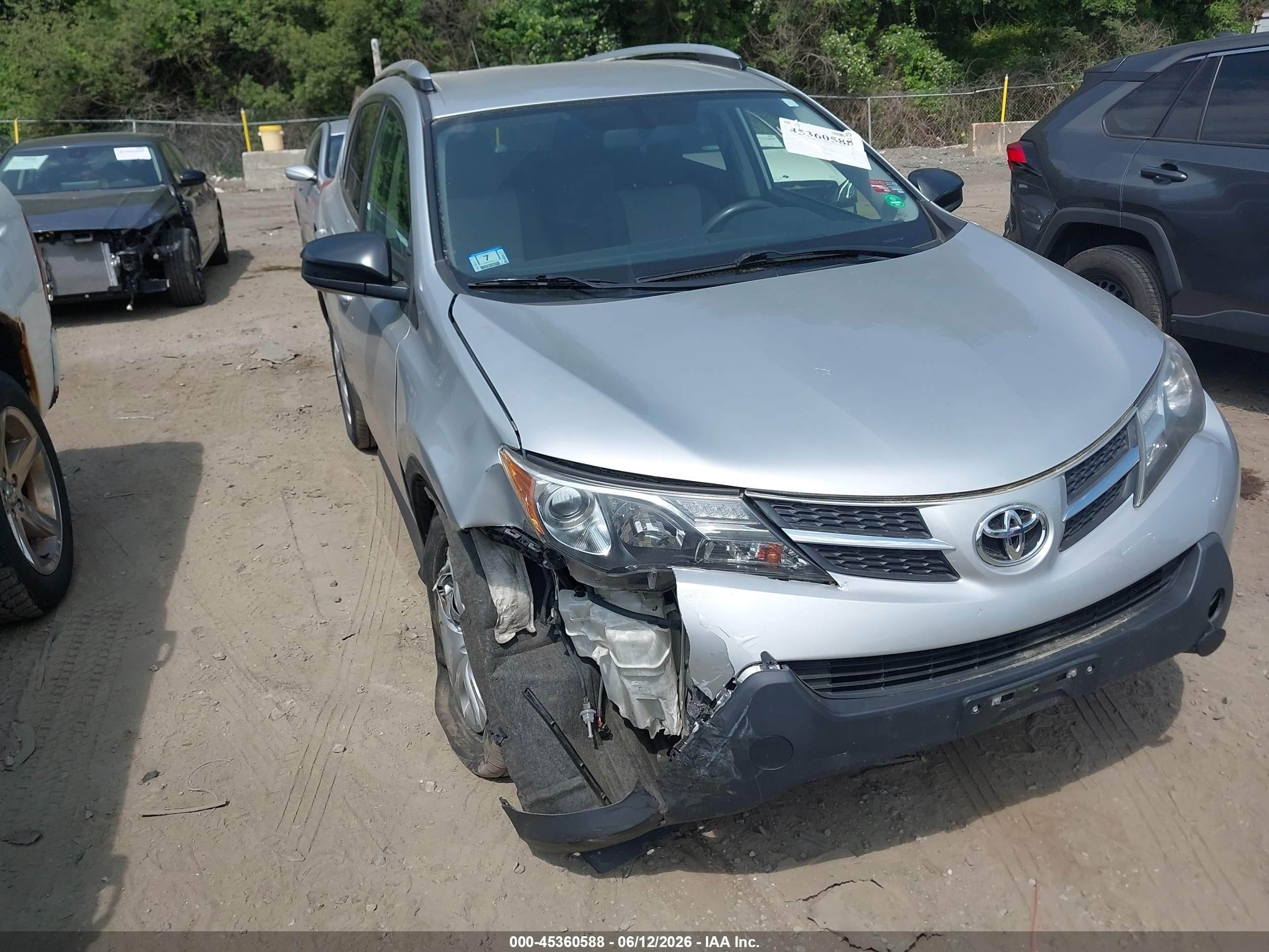 2015 Toyota Rav4 Le Silver vin: JTMBFREV5FJ030145