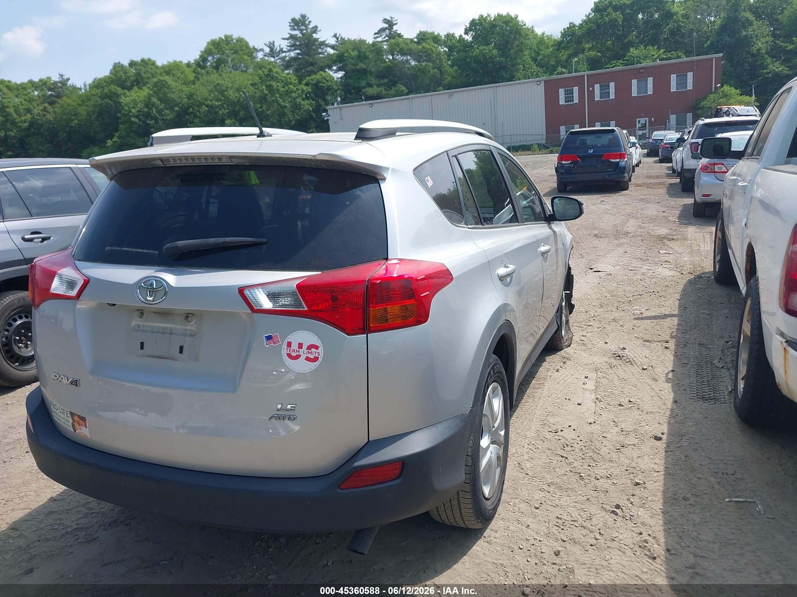 2015 Toyota Rav4 Le Silver vin: JTMBFREV5FJ030145