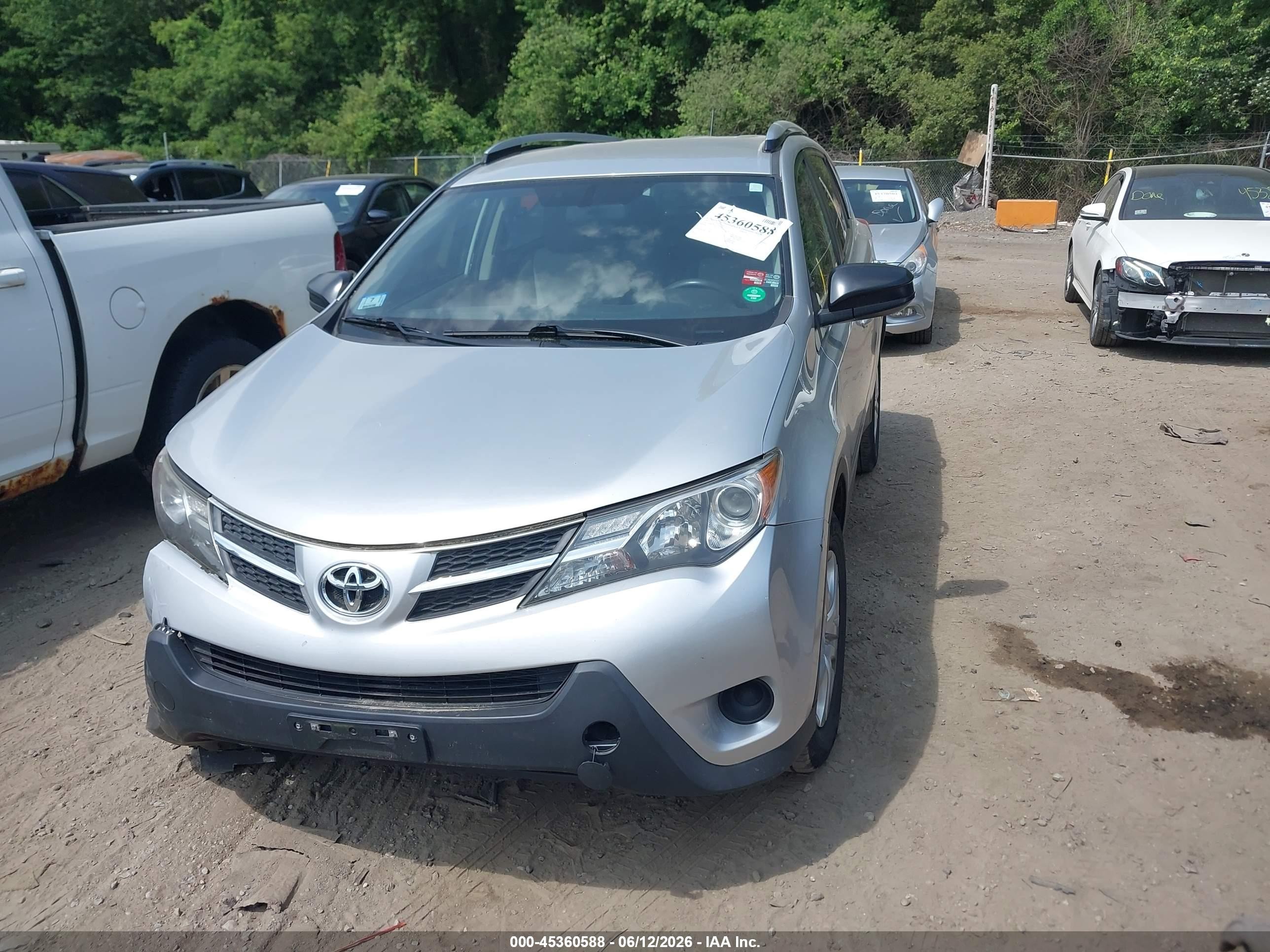 2015 Toyota Rav4 Le Silver vin: JTMBFREV5FJ030145