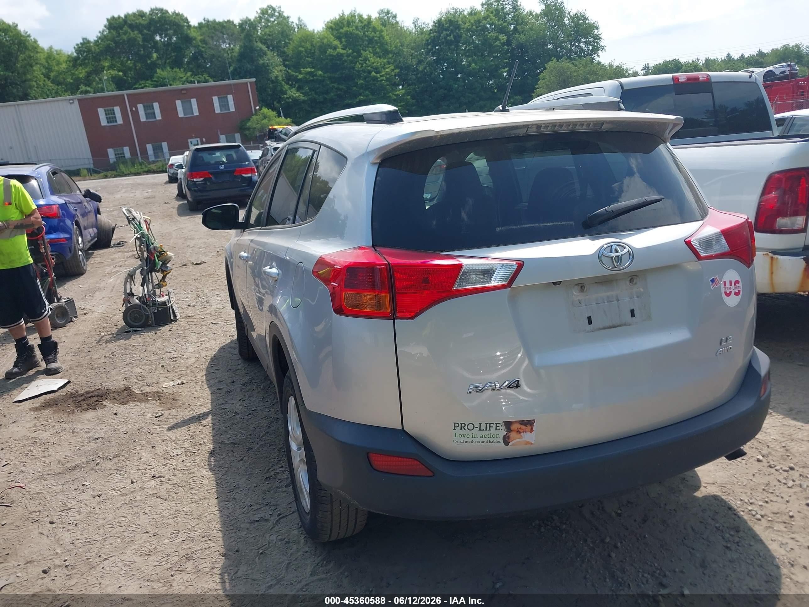 2015 Toyota Rav4 Le Silver vin: JTMBFREV5FJ030145