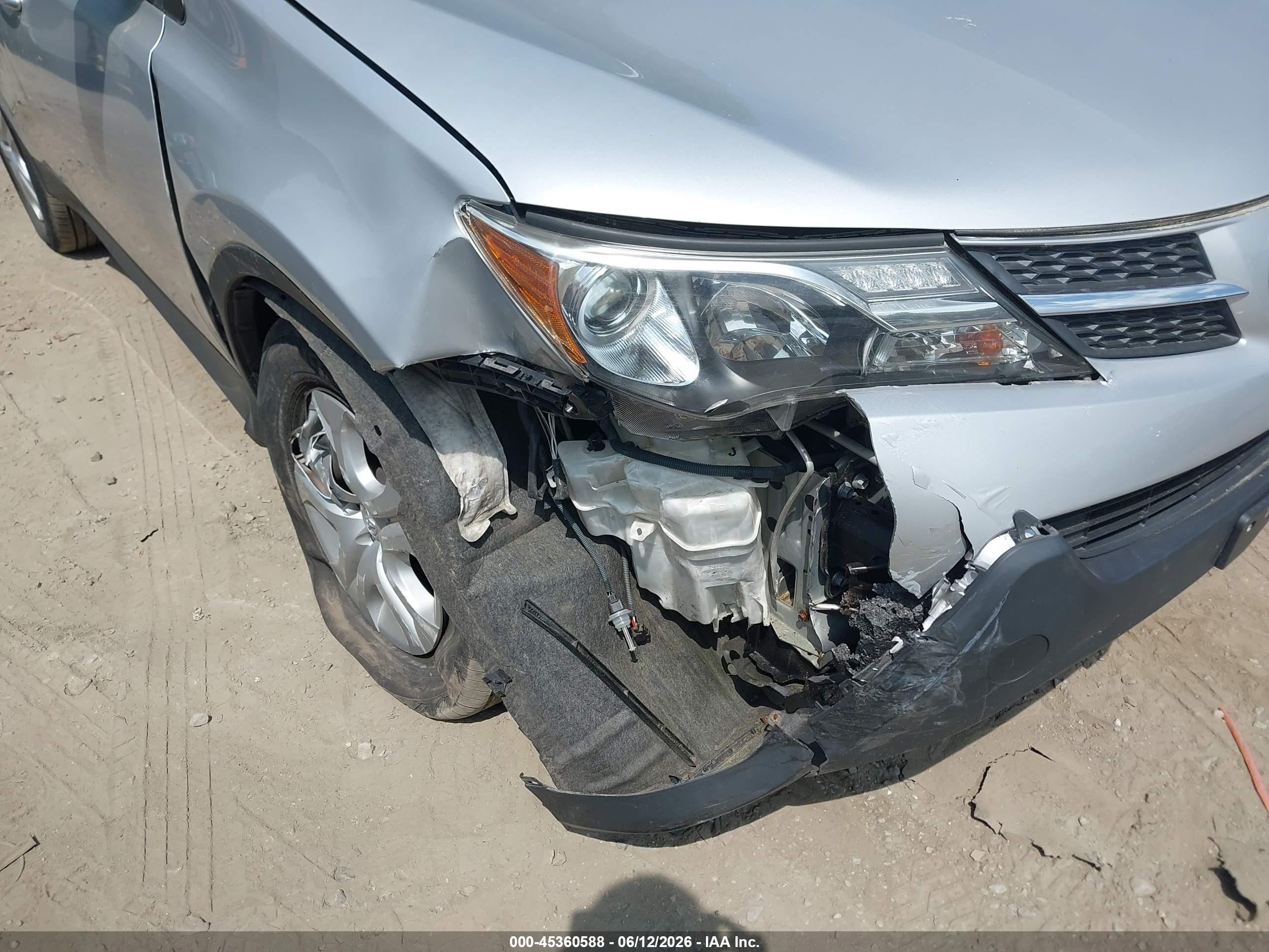 2015 Toyota Rav4 Le Silver vin: JTMBFREV5FJ030145