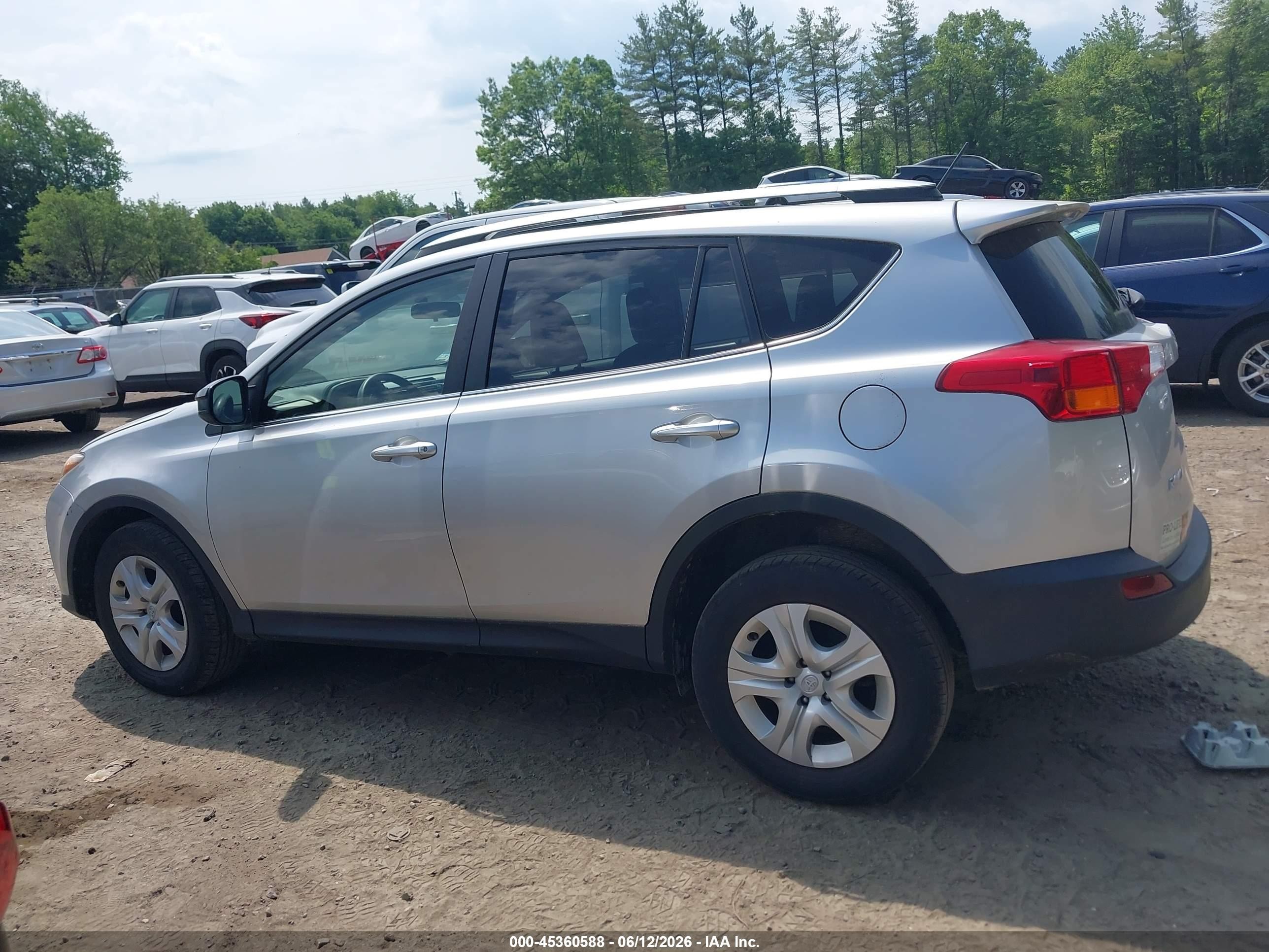 2015 Toyota Rav4 Le Silver vin: JTMBFREV5FJ030145