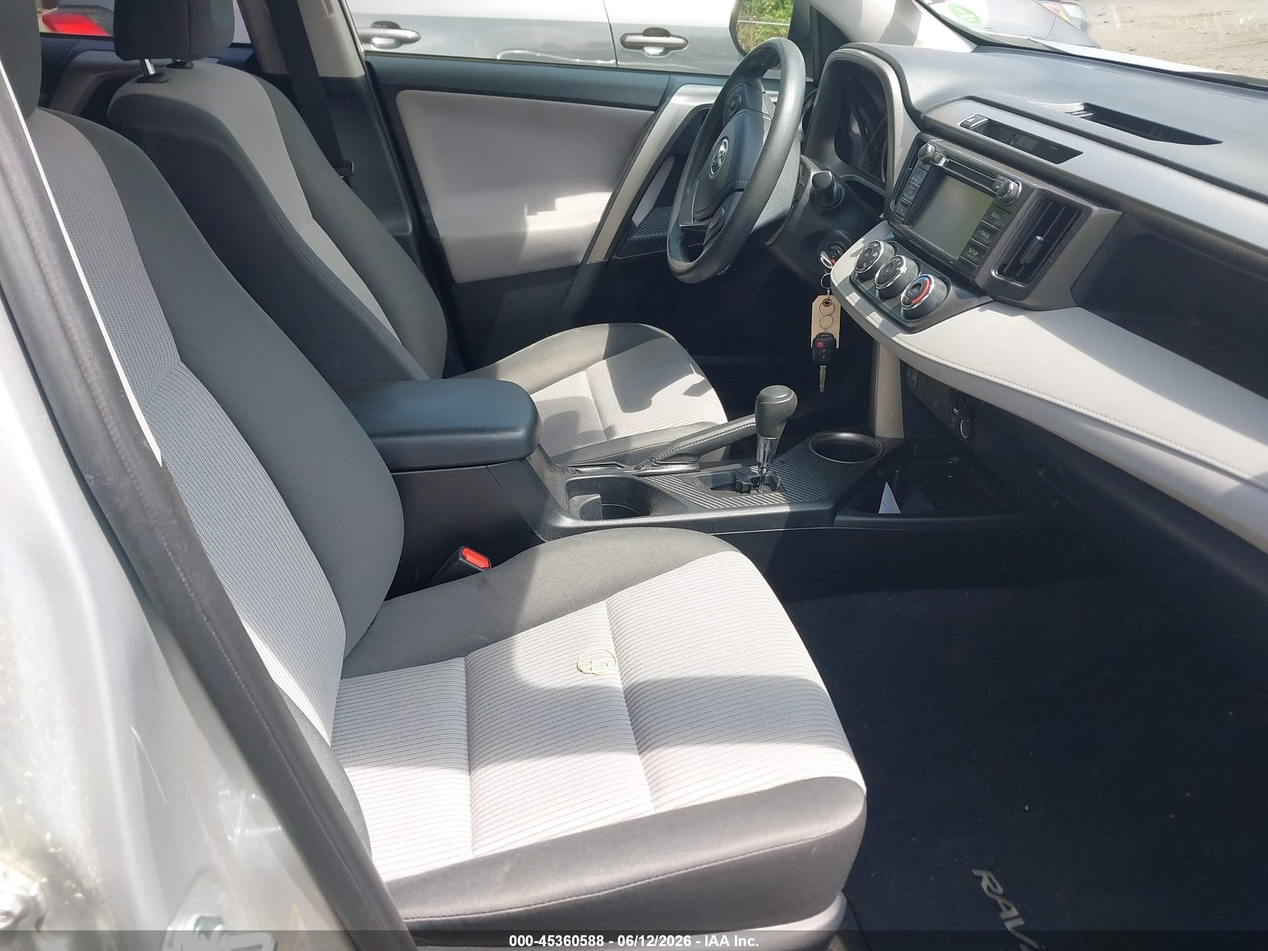 2015 Toyota Rav4 Le Silver vin: JTMBFREV5FJ030145