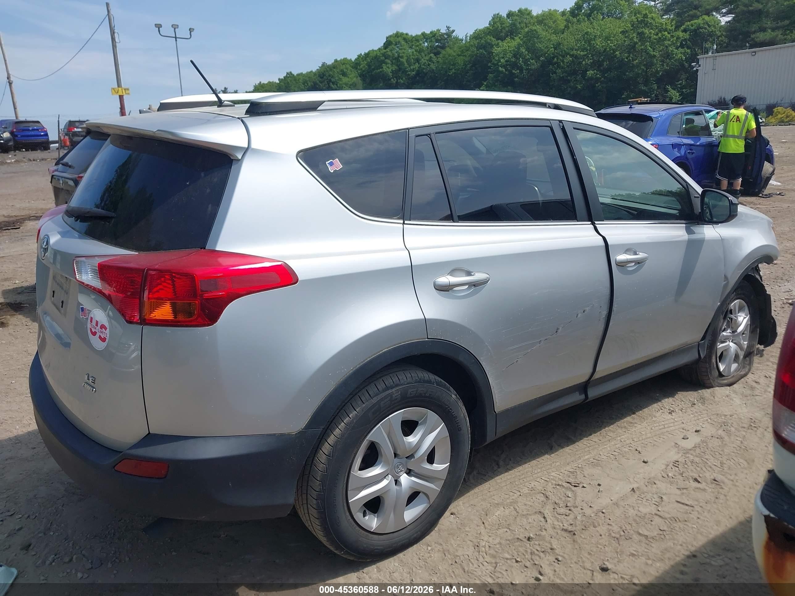 2015 Toyota Rav4 Le Silver vin: JTMBFREV5FJ030145