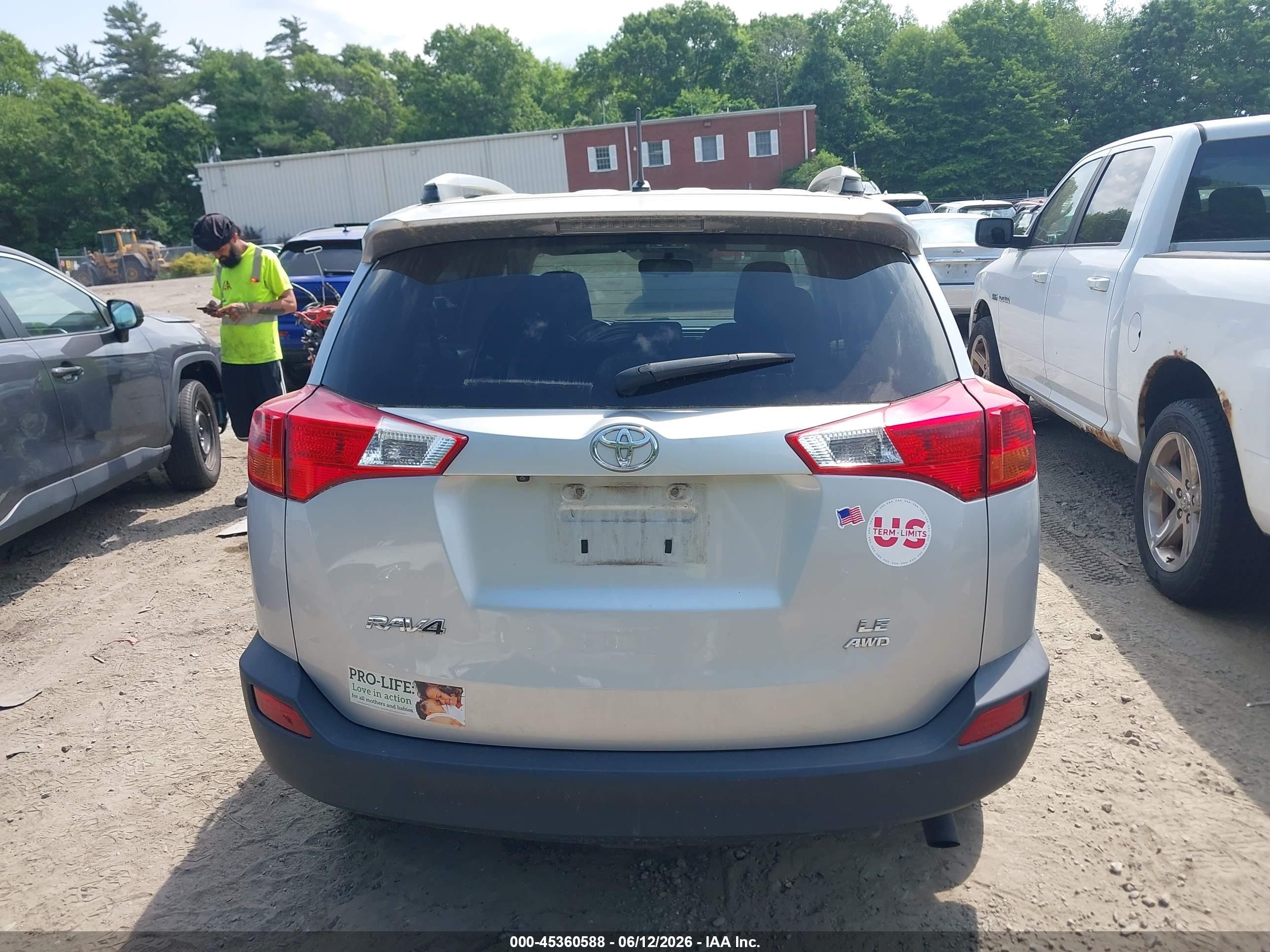 2015 Toyota Rav4 Le Silver vin: JTMBFREV5FJ030145
