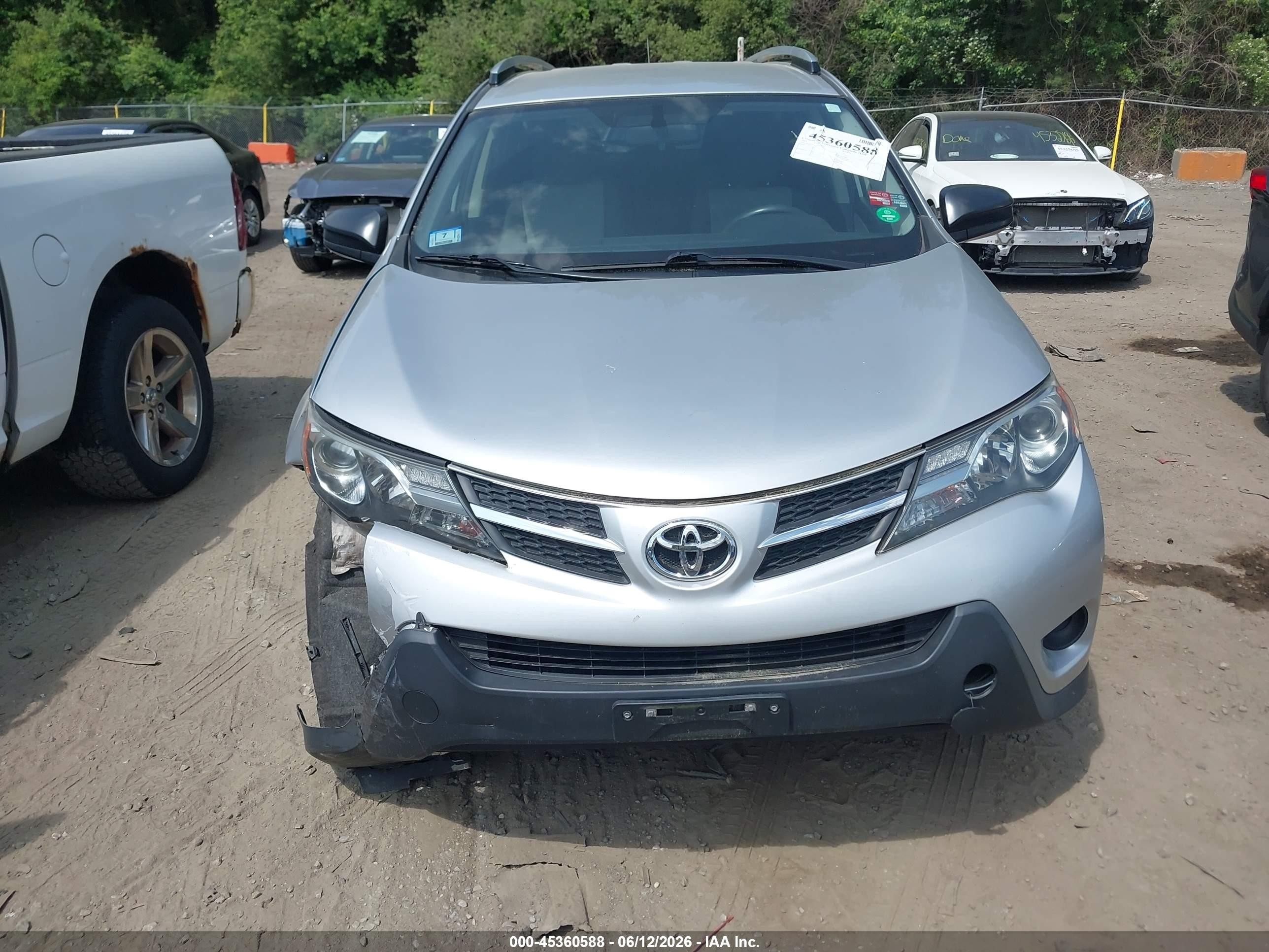 2015 Toyota Rav4 Le Silver vin: JTMBFREV5FJ030145