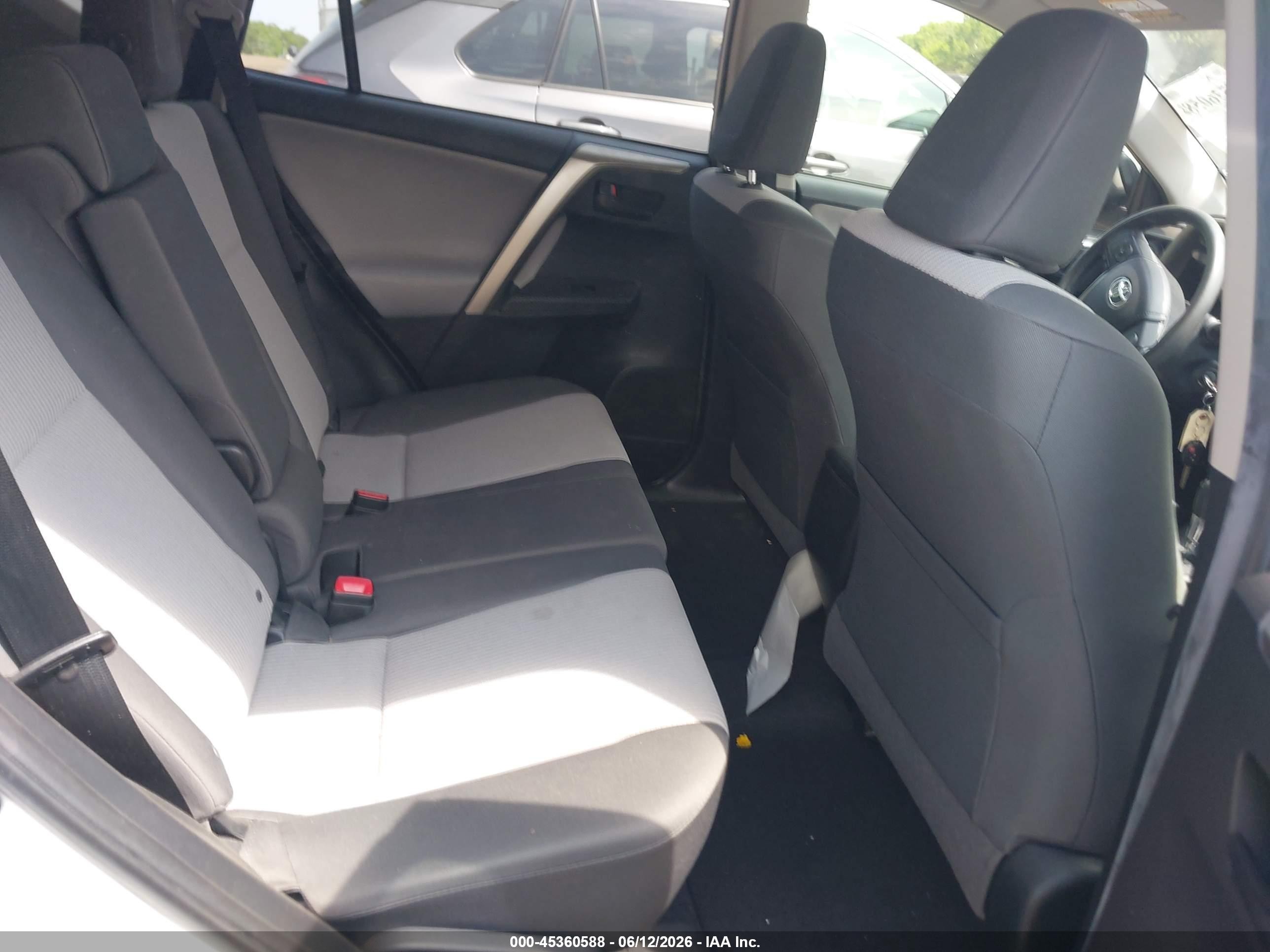2015 Toyota Rav4 Le Silver vin: JTMBFREV5FJ030145