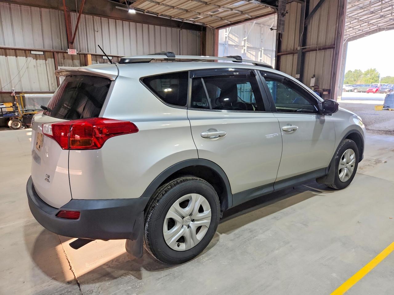 2015 Toyota Rav4 Le Silver vin: JTMBFREV5FJ037158