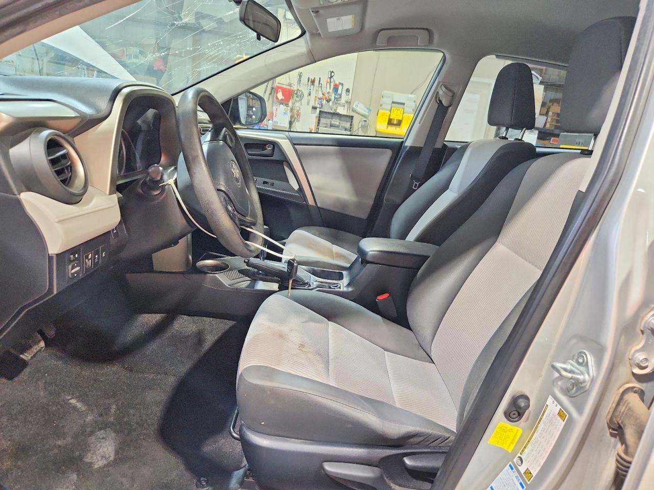 2015 Toyota Rav4 Le Silver vin: JTMBFREV5FJ037158