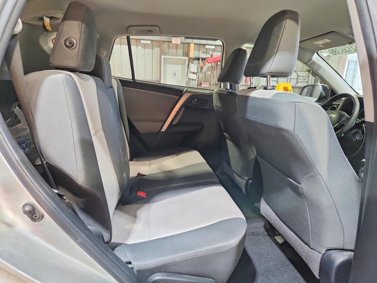 2015 Toyota Rav4 Le Silver vin: JTMBFREV5FJ037158