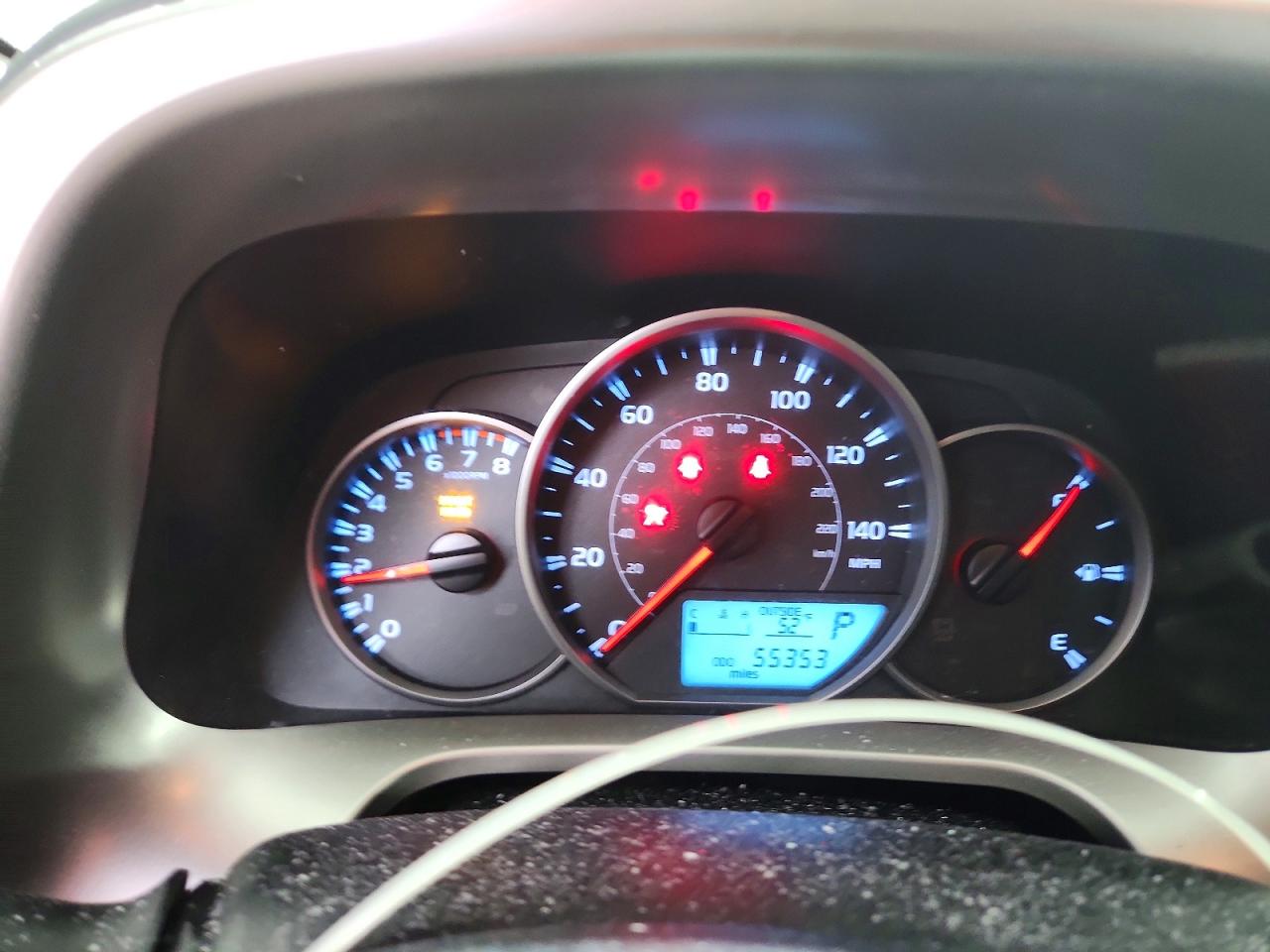 2016 Toyota Rav4 Le White vin: JTMBFREV5GD190297