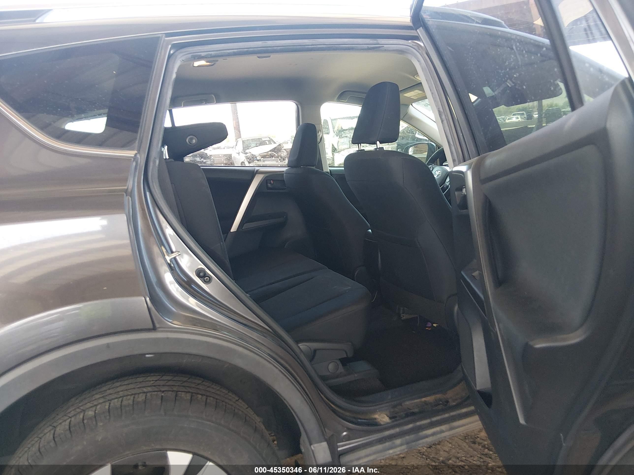 2016 Toyota Rav4 Le Gray vin: JTMBFREV5GJ088466
