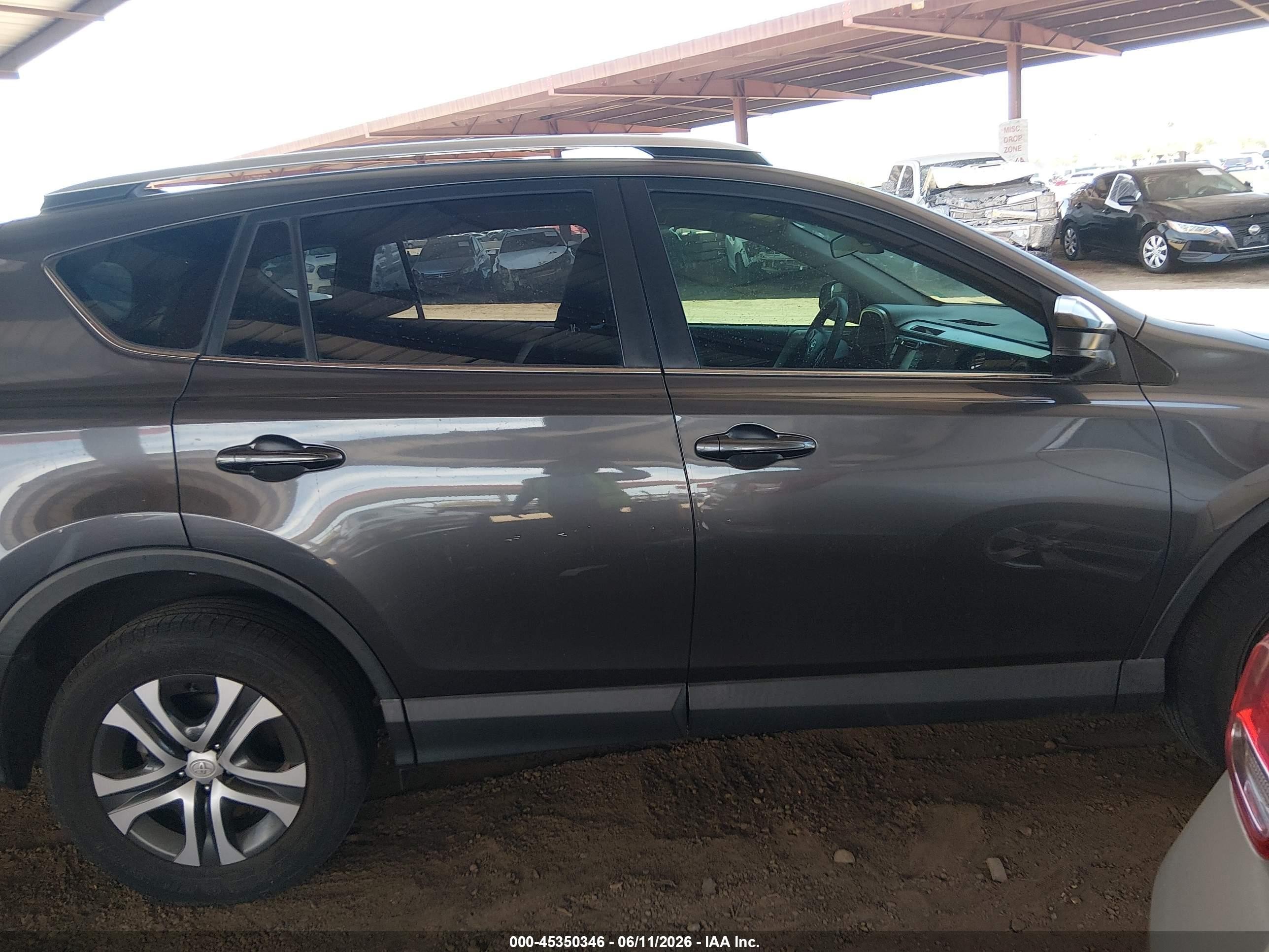 2016 Toyota Rav4 Le Gray vin: JTMBFREV5GJ088466