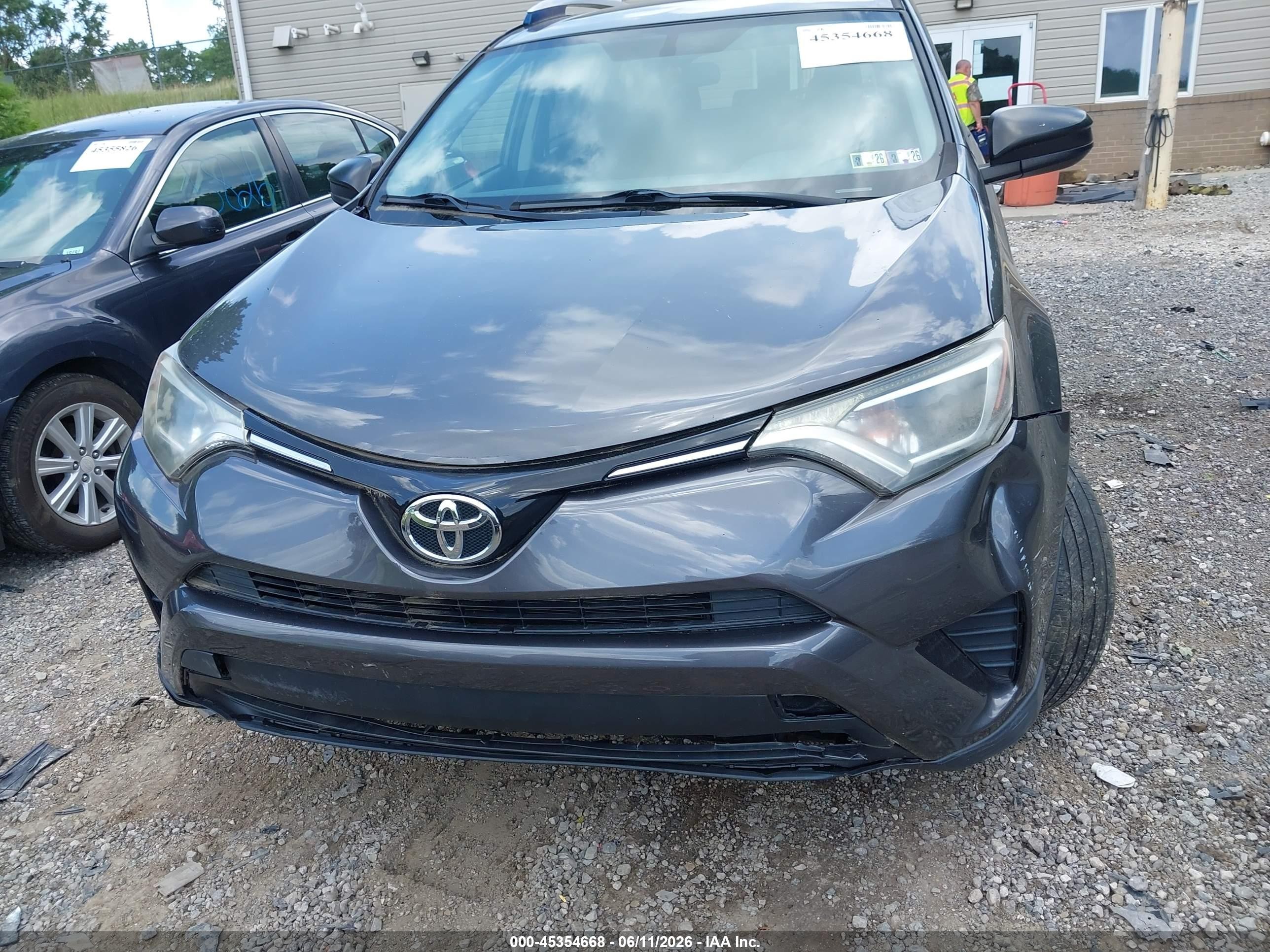 2016 Toyota Rav4 Le Серый vin: JTMBFREV5GJ092114