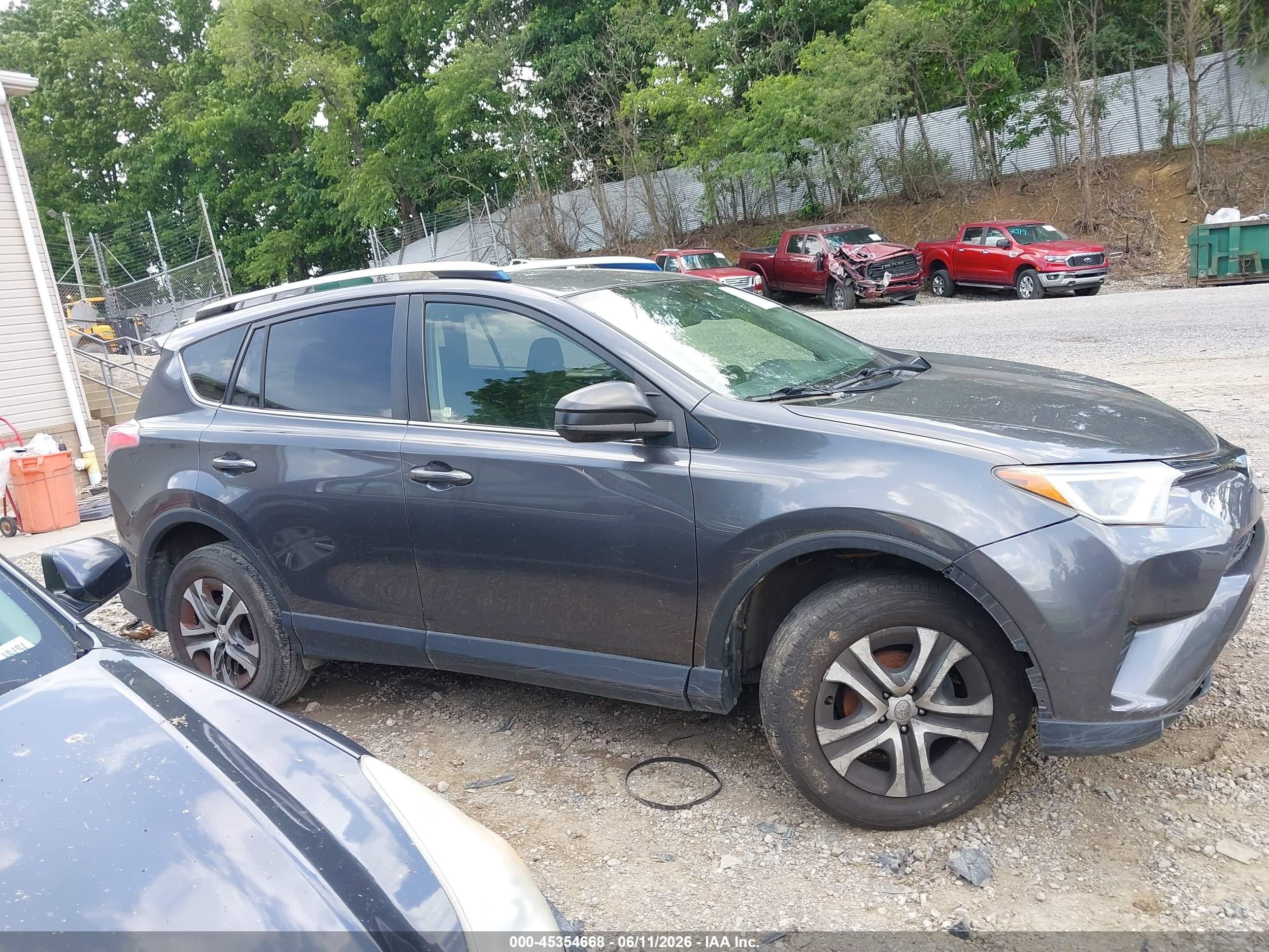 2016 Toyota Rav4 Le Серый vin: JTMBFREV5GJ092114