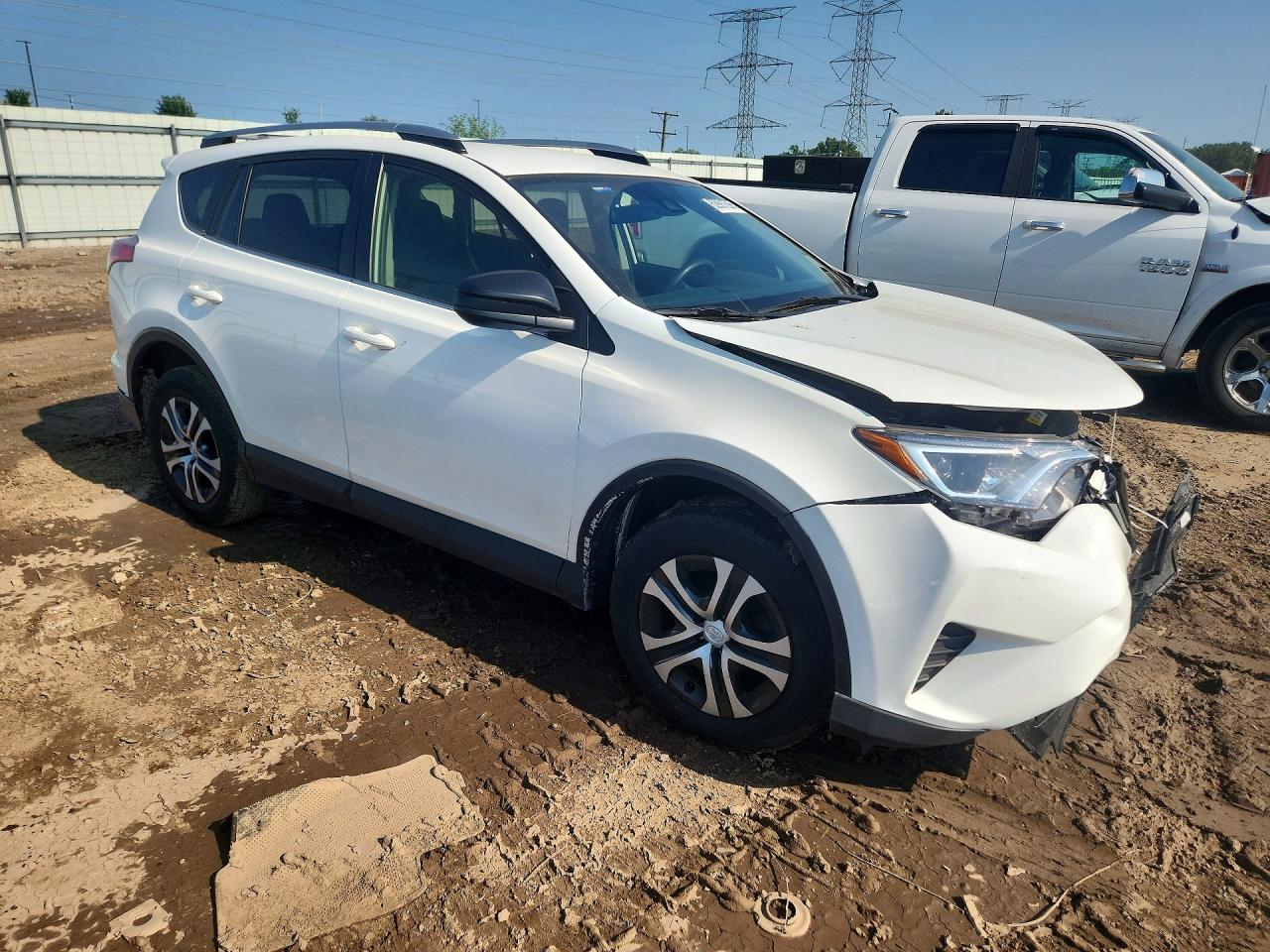 2017 Toyota Rav4 Le Белый vin: JTMBFREV5HJ107132