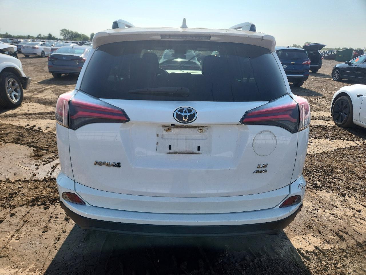 2017 Toyota Rav4 Le Белый vin: JTMBFREV5HJ107132
