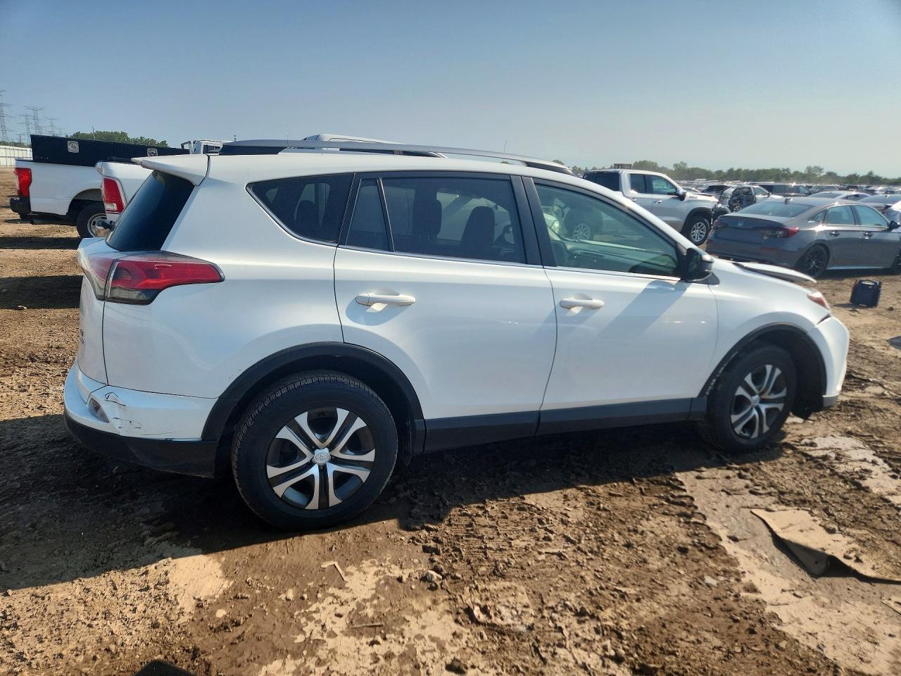 2017 Toyota Rav4 Le Белый vin: JTMBFREV5HJ107132
