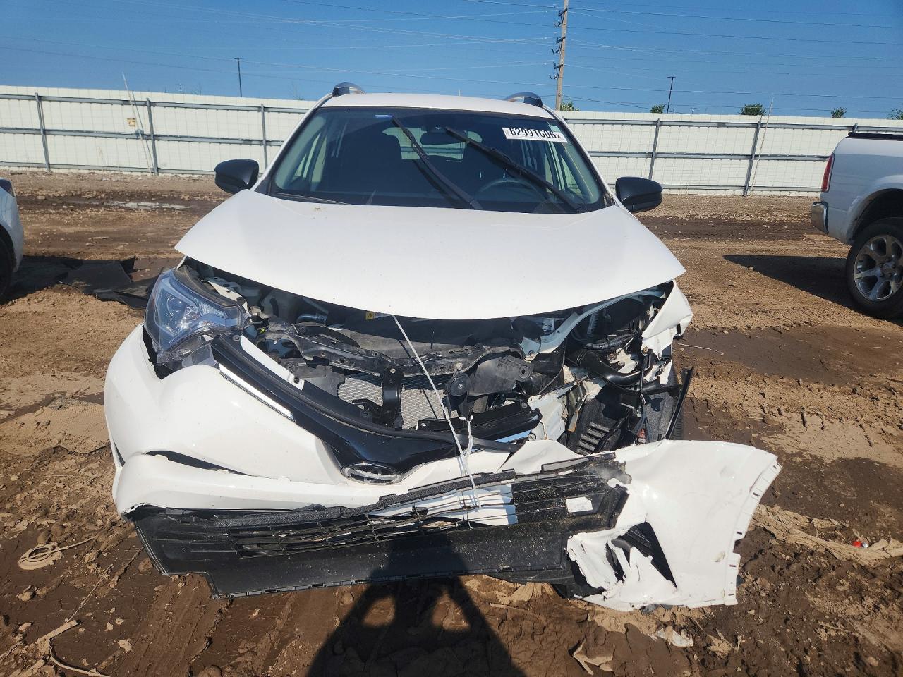 2017 Toyota Rav4 Le Белый vin: JTMBFREV5HJ107132
