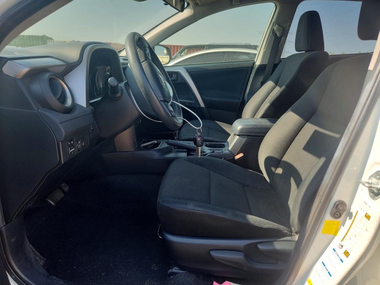 2017 Toyota Rav4 Le Белый vin: JTMBFREV5HJ107132