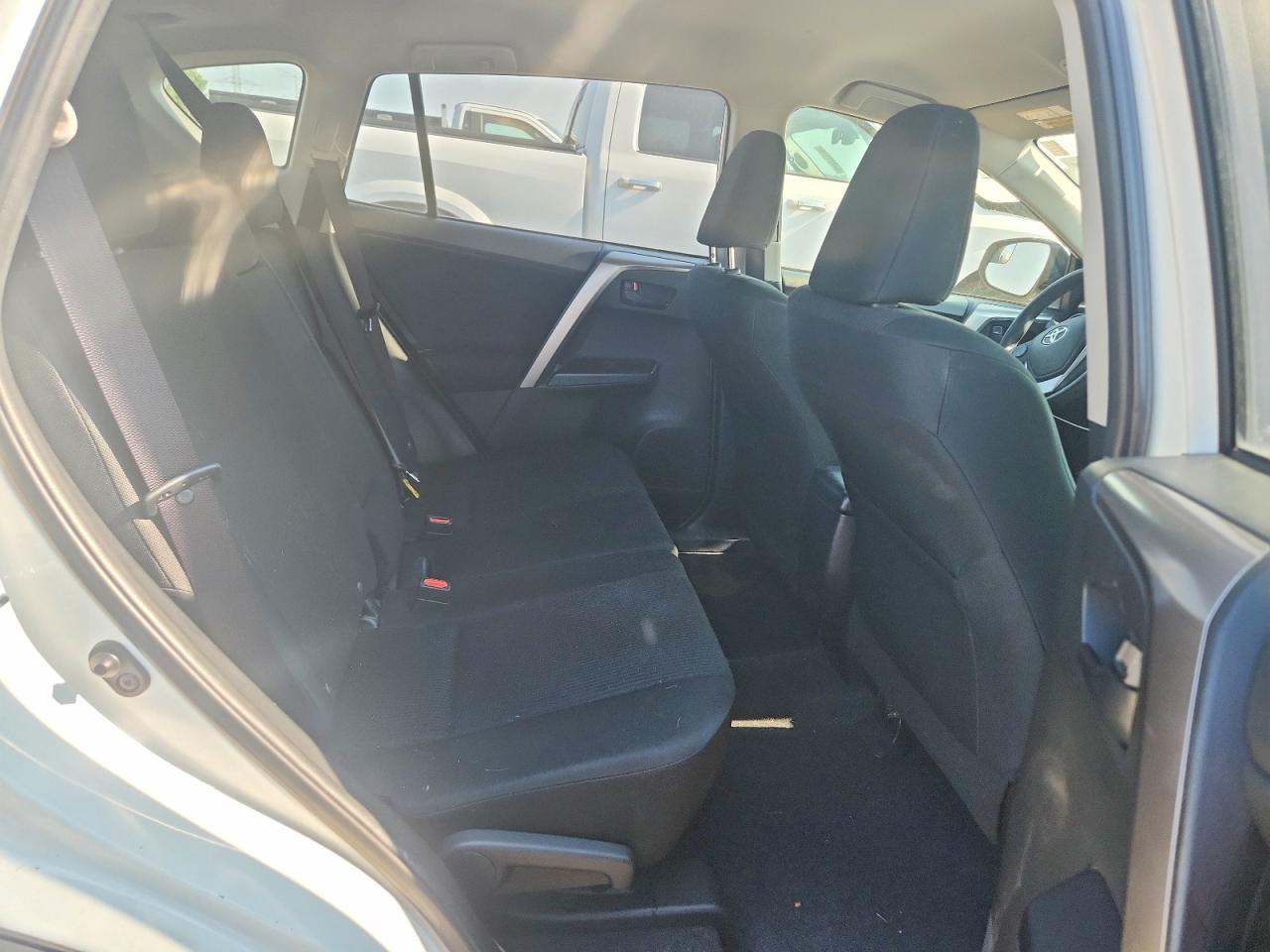 2017 Toyota Rav4 Le Белый vin: JTMBFREV5HJ107132
