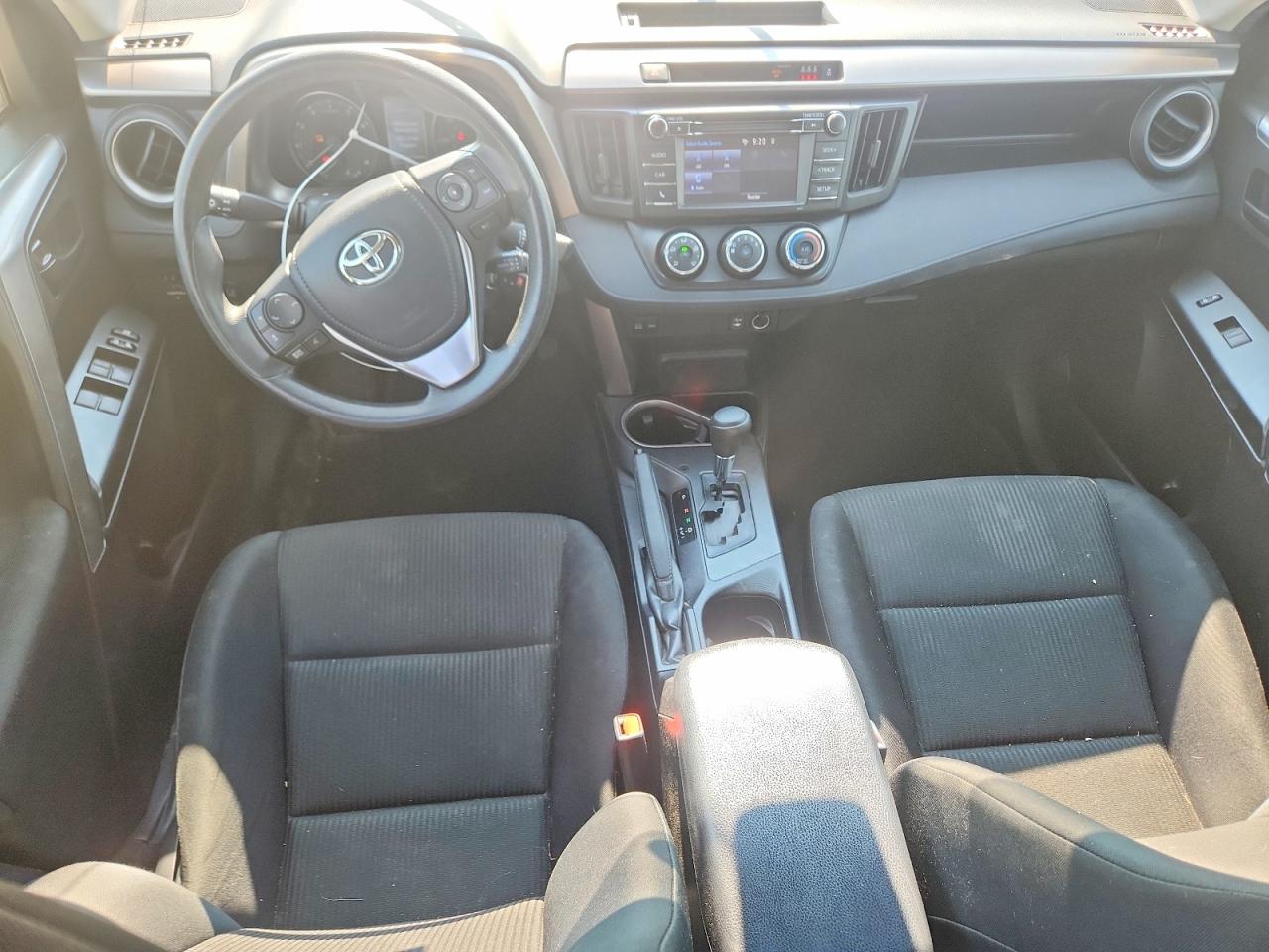 2017 Toyota Rav4 Le Белый vin: JTMBFREV5HJ107132