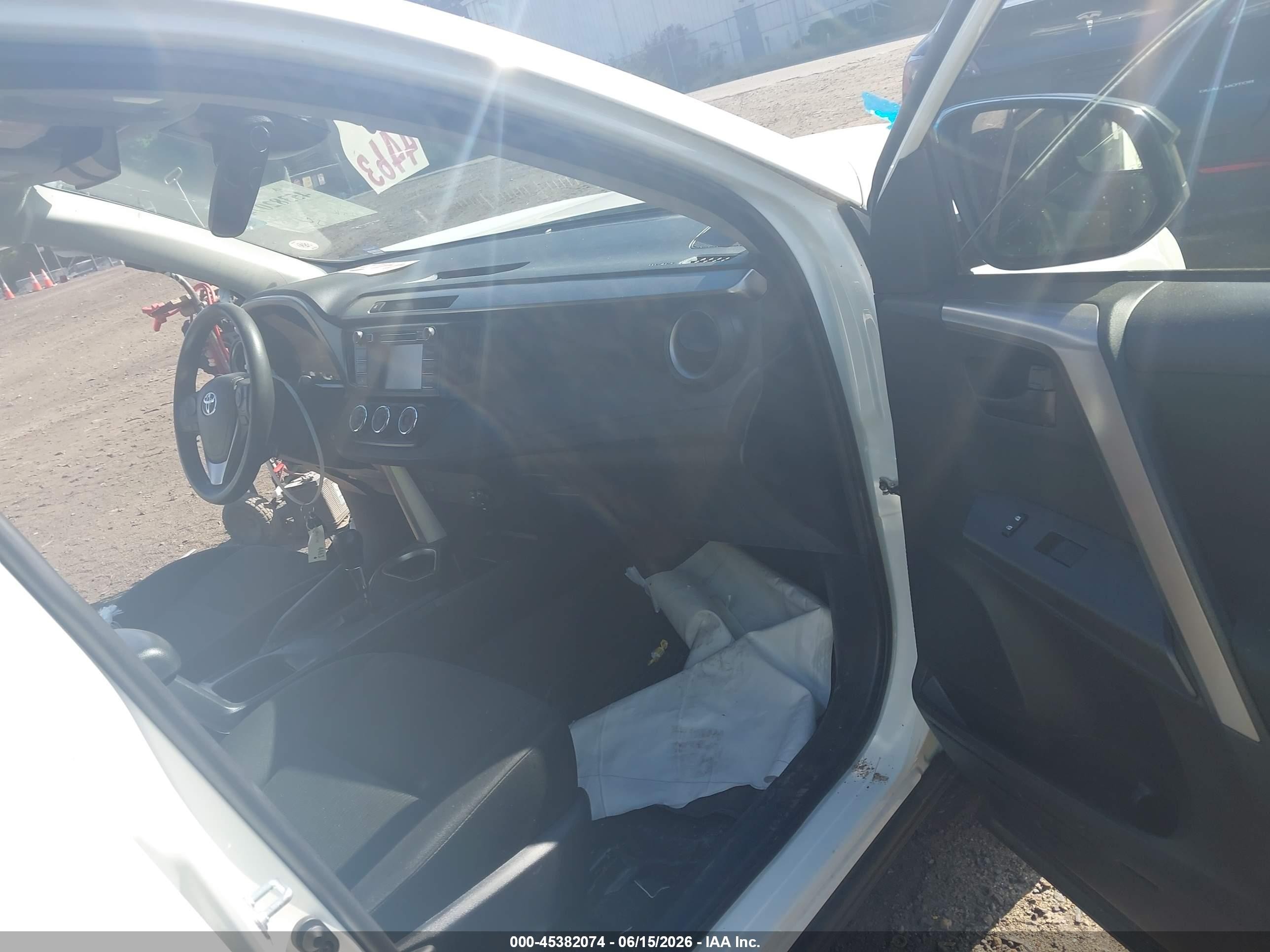 2018 Toyota Rav4 Le White vin: JTMBFREV5JJ746164
