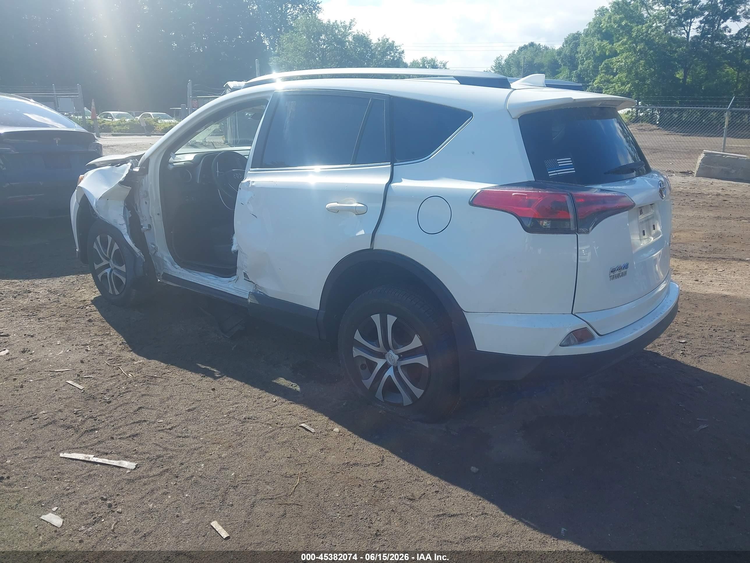 2018 Toyota Rav4 Le White vin: JTMBFREV5JJ746164