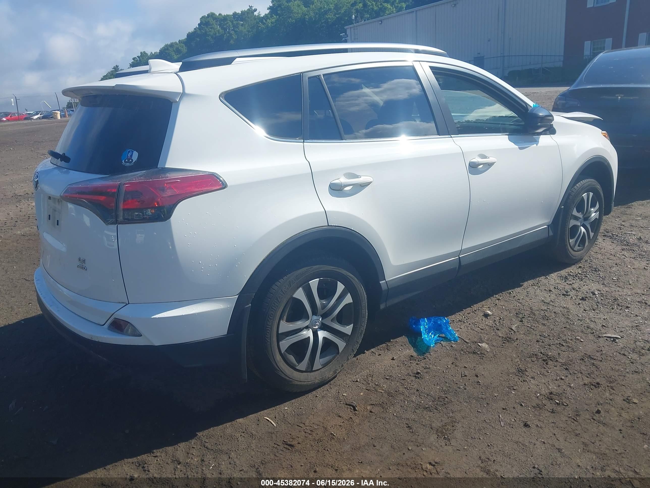 2018 Toyota Rav4 Le White vin: JTMBFREV5JJ746164