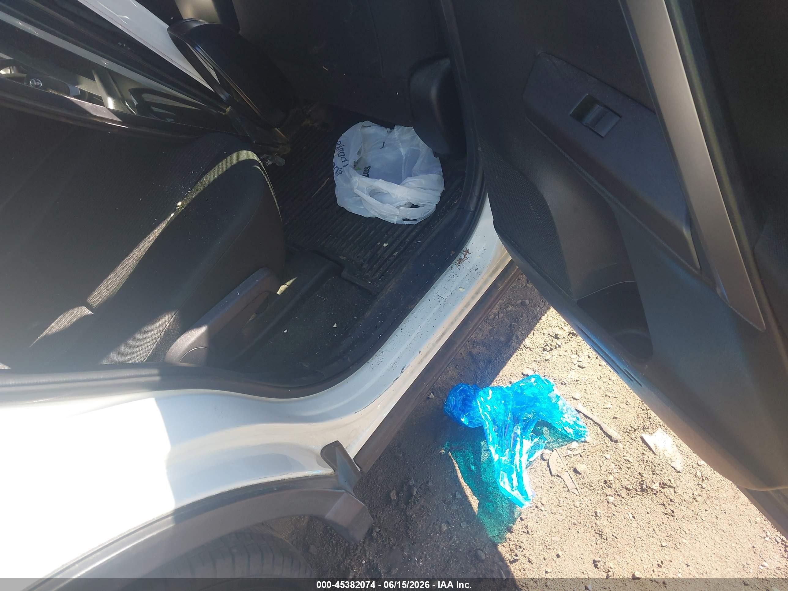 2018 Toyota Rav4 Le White vin: JTMBFREV5JJ746164