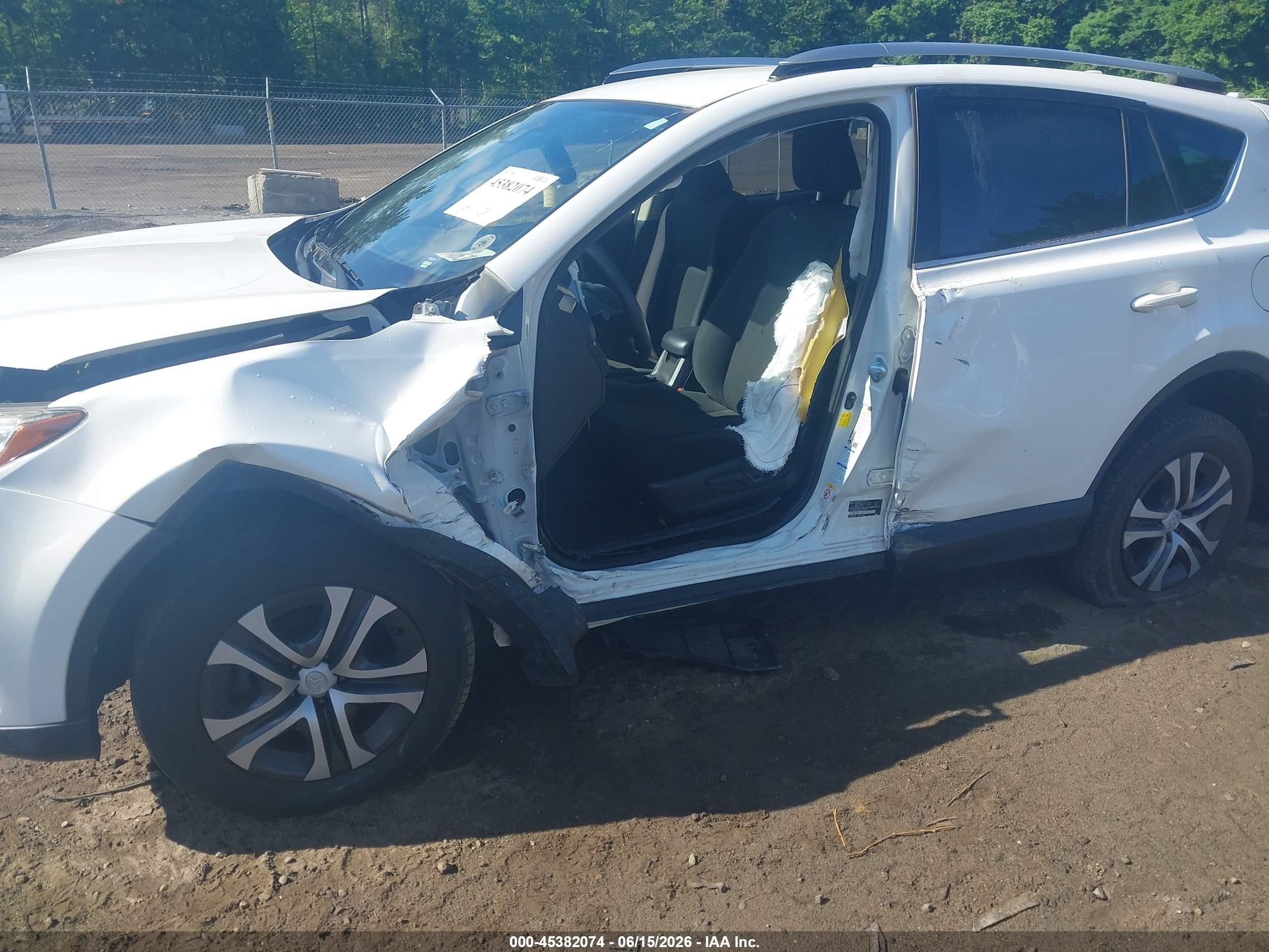2018 Toyota Rav4 Le White vin: JTMBFREV5JJ746164