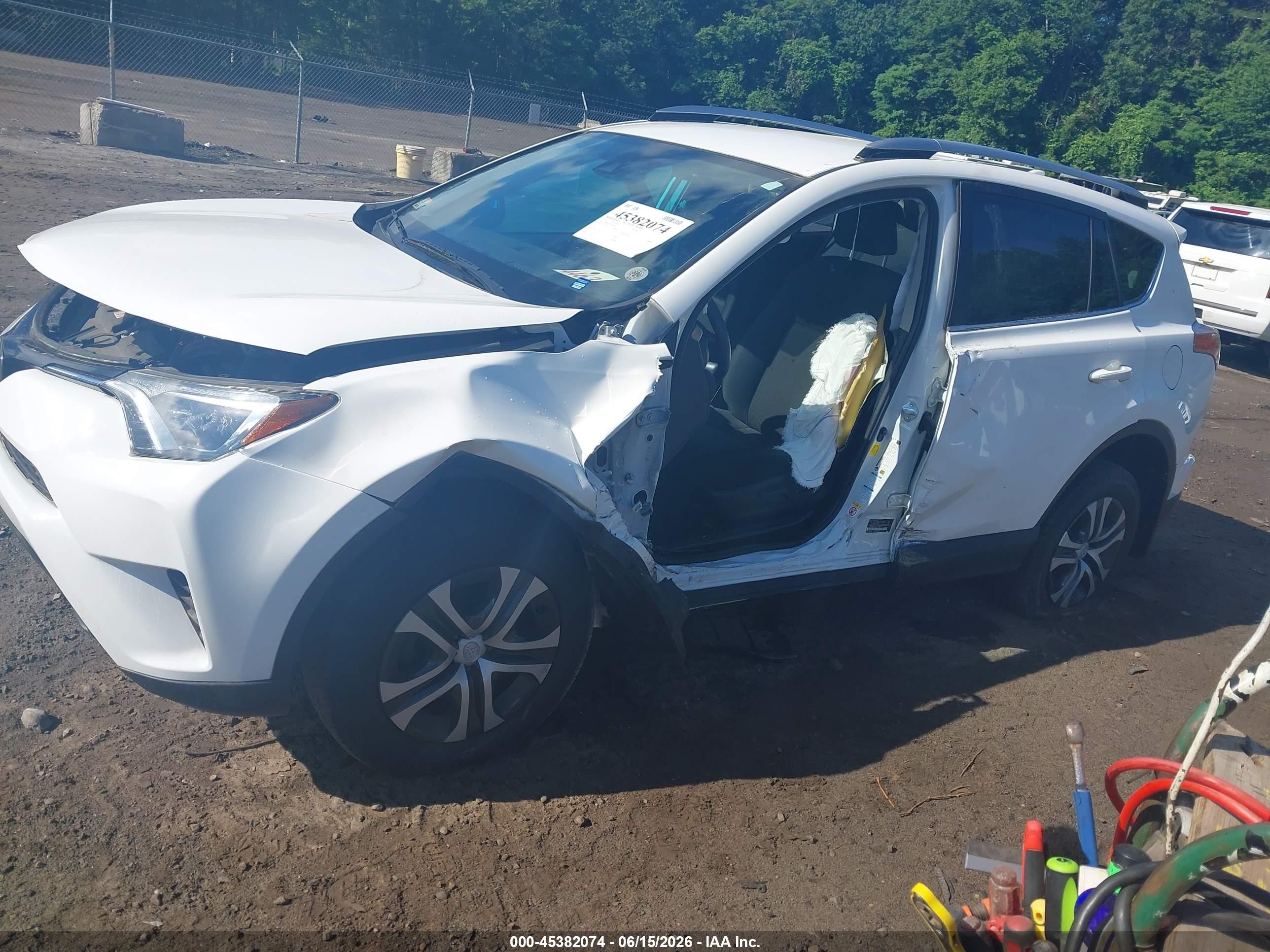 2018 Toyota Rav4 Le White vin: JTMBFREV5JJ746164