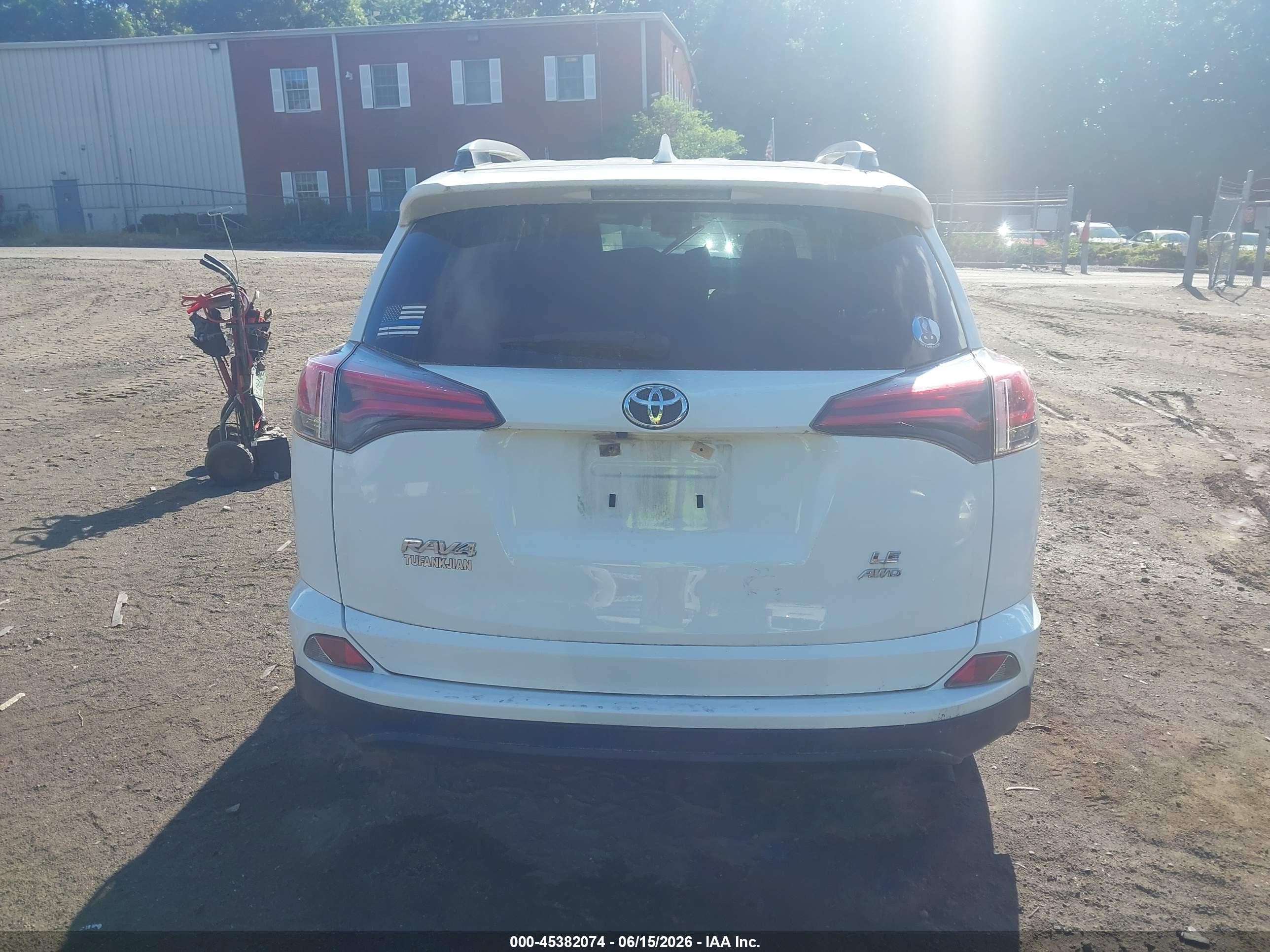 2018 Toyota Rav4 Le White vin: JTMBFREV5JJ746164