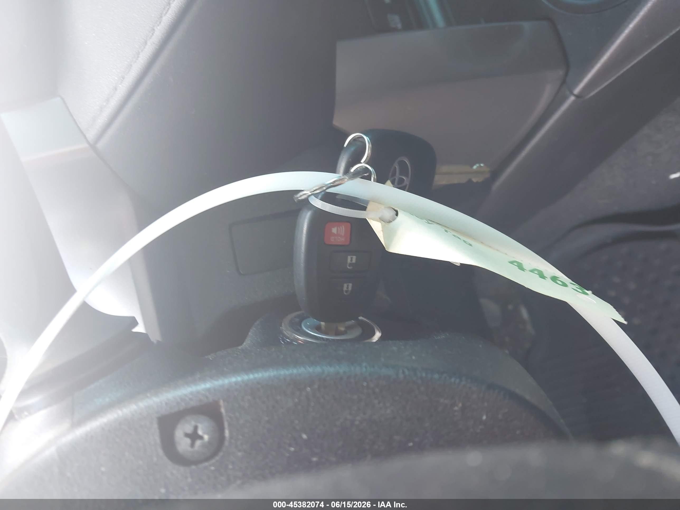 2018 Toyota Rav4 Le White vin: JTMBFREV5JJ746164