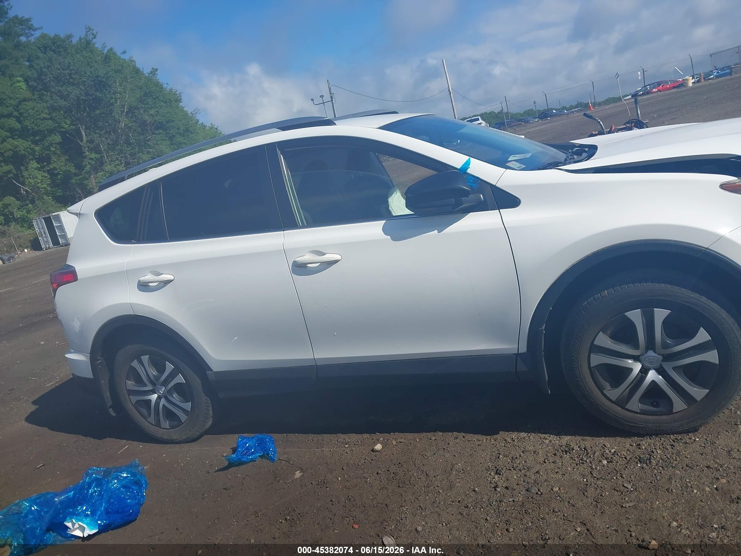 2018 Toyota Rav4 Le White vin: JTMBFREV5JJ746164
