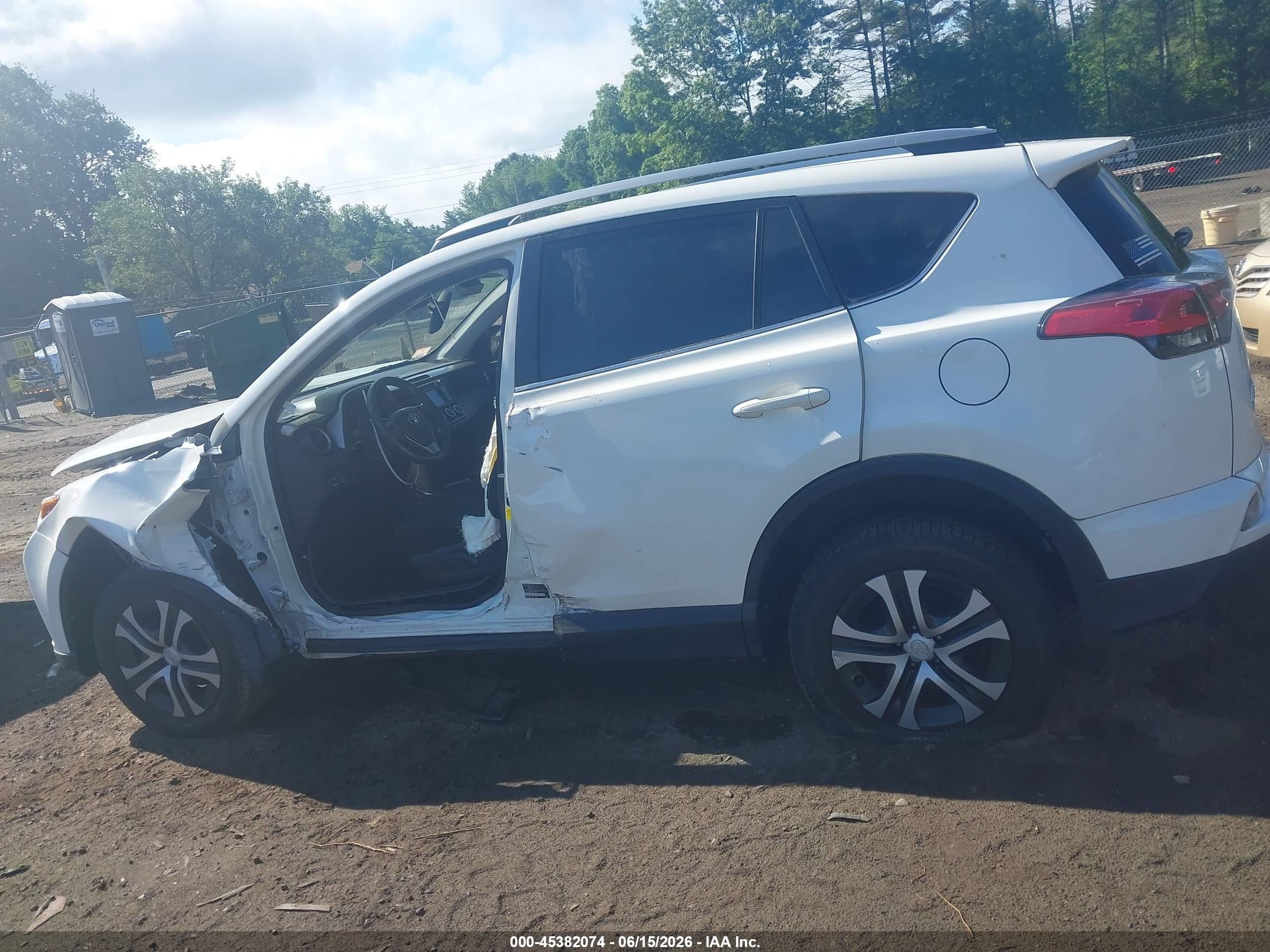 2018 Toyota Rav4 Le White vin: JTMBFREV5JJ746164