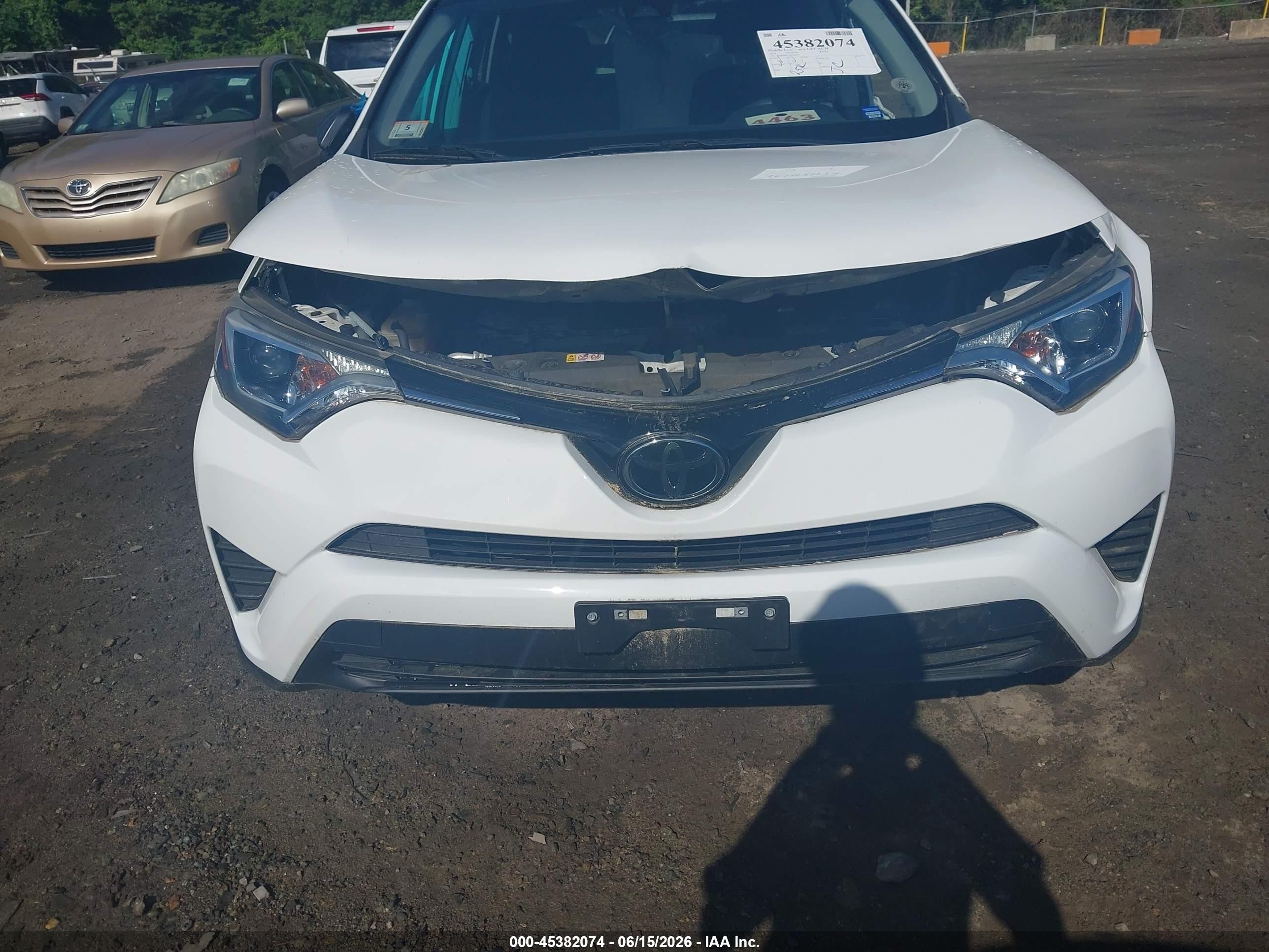 2018 Toyota Rav4 Le White vin: JTMBFREV5JJ746164