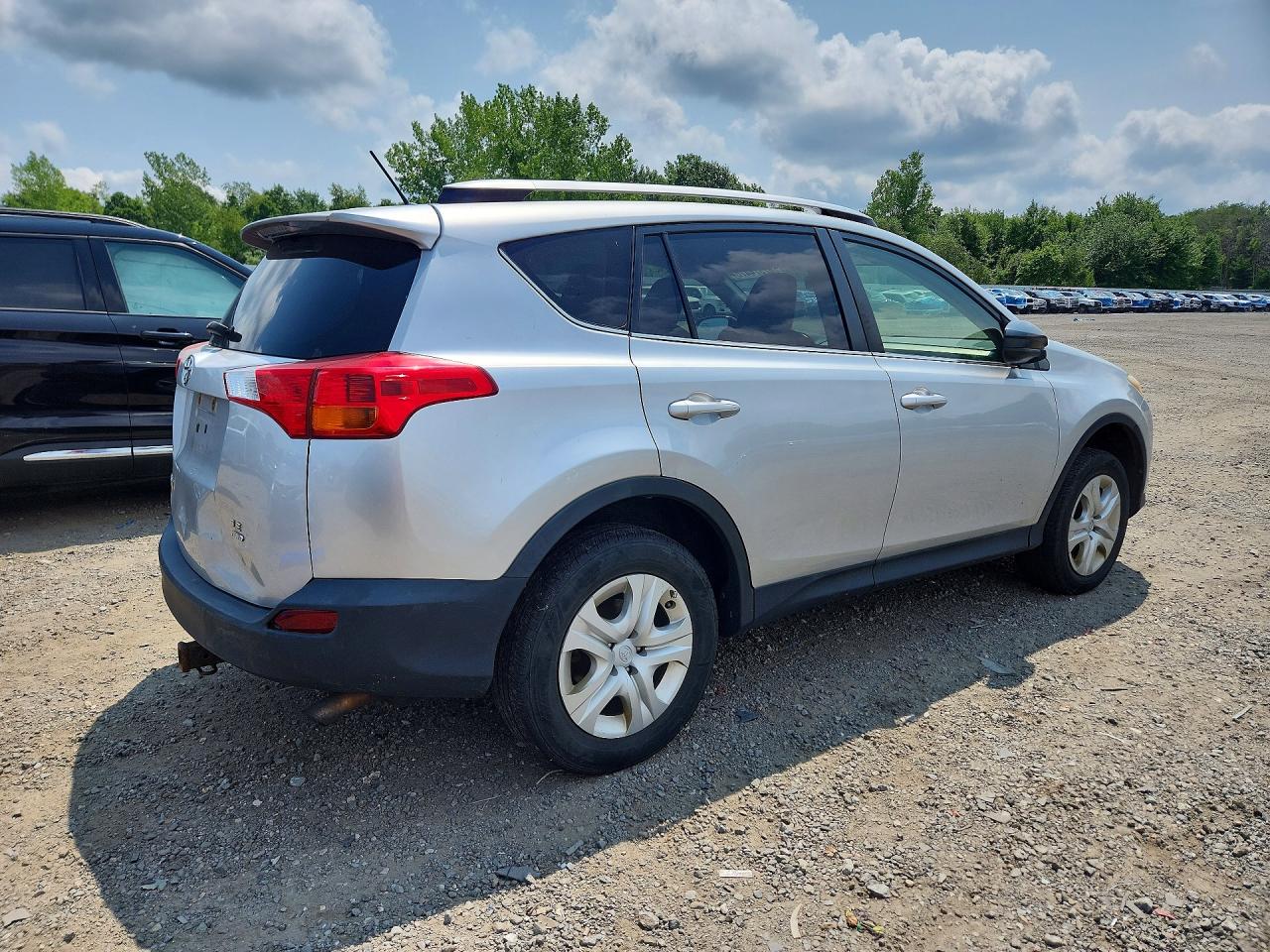 2014 Toyota Rav4 Le Silver vin: JTMBFREV6EJ003549