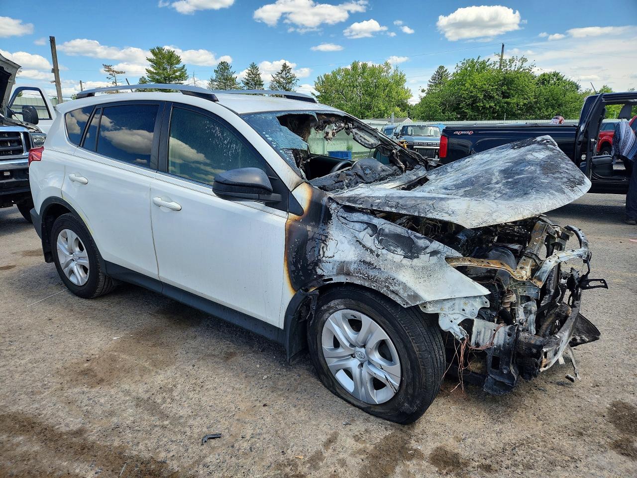 2014 Toyota Rav4 Le White vin: JTMBFREV6EJ010159