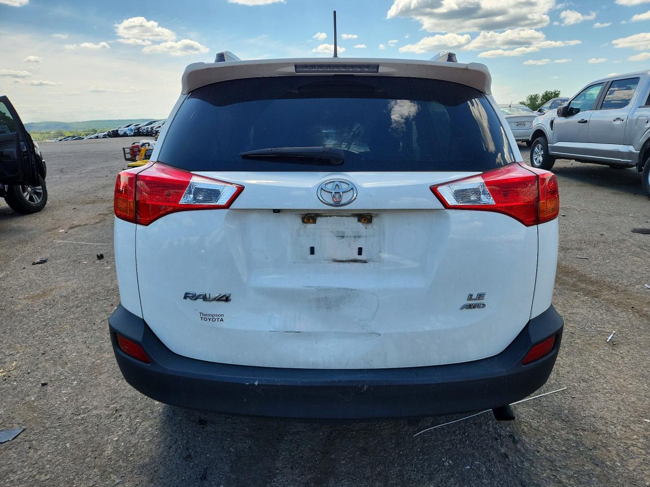2014 Toyota Rav4 Le White vin: JTMBFREV6EJ010159