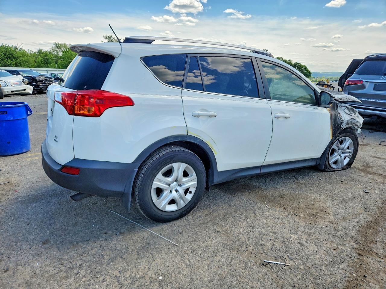 2014 Toyota Rav4 Le White vin: JTMBFREV6EJ010159
