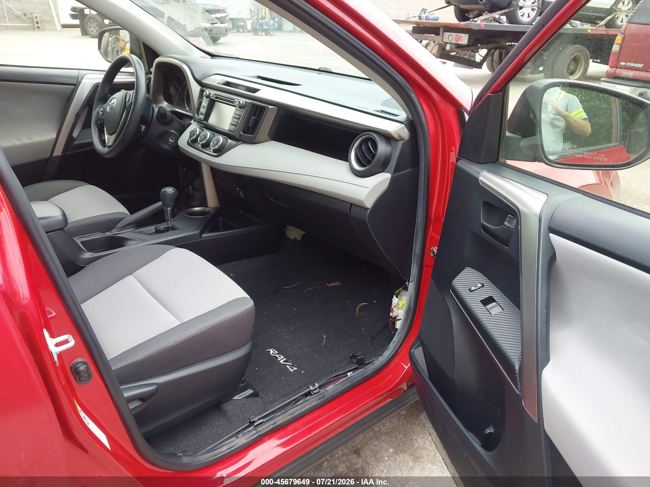 2015 Toyota Rav4 Le Red vin: JTMBFREV6FD108379