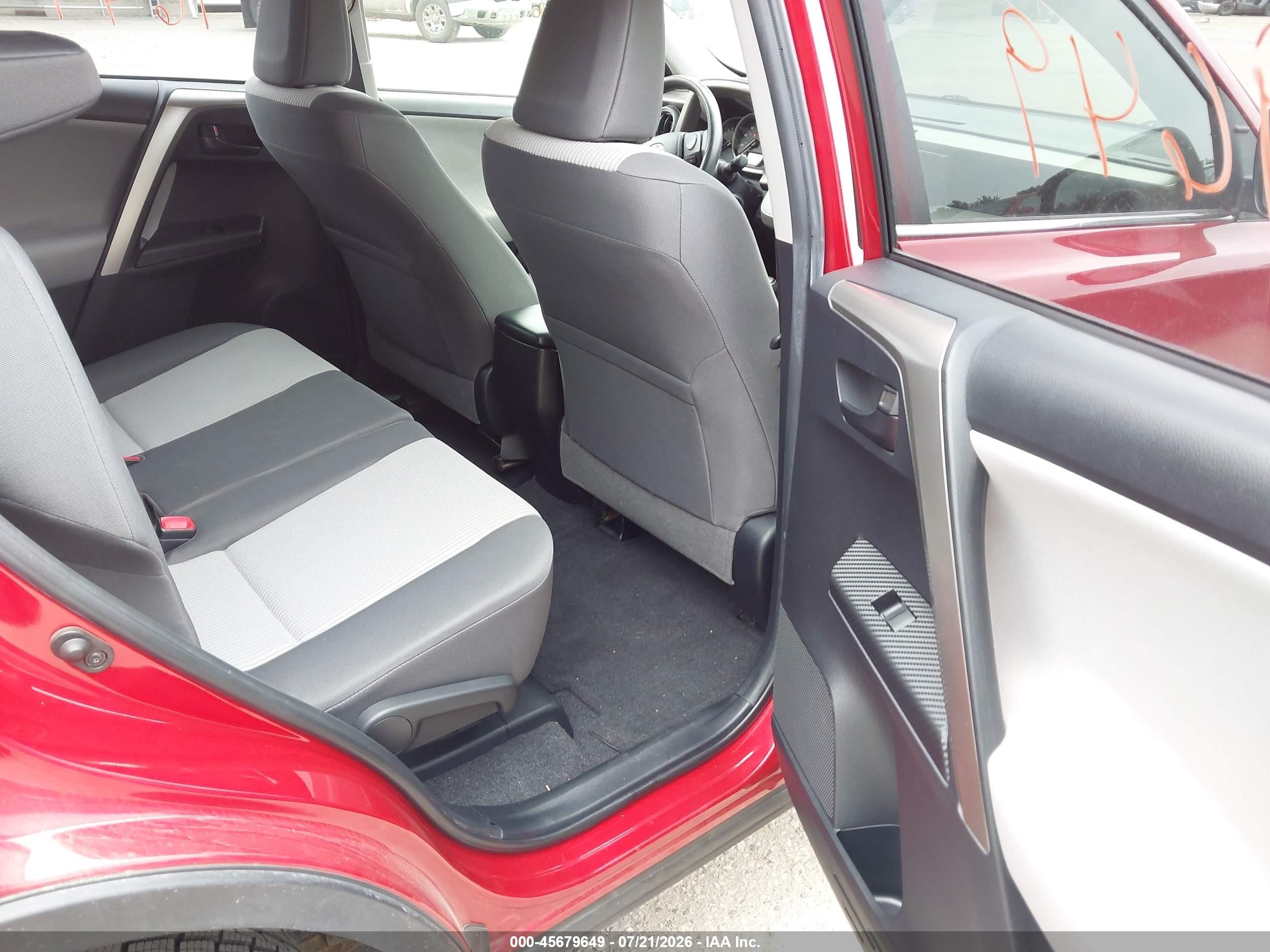 2015 Toyota Rav4 Le Red vin: JTMBFREV6FD108379