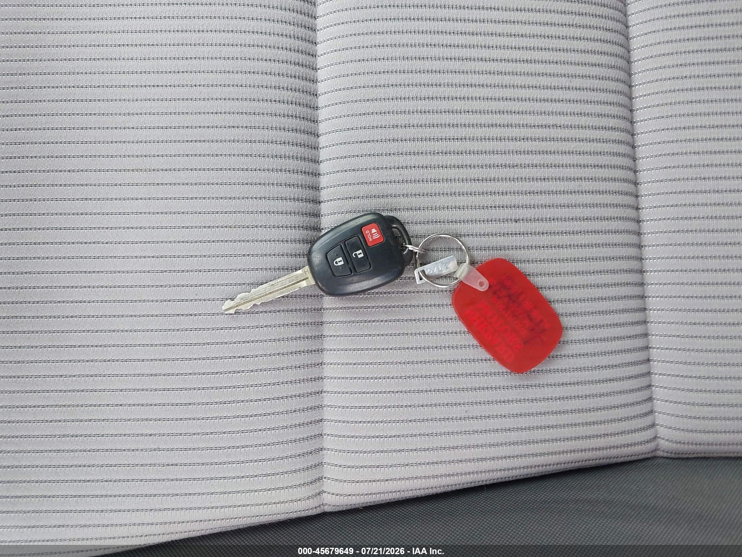 2015 Toyota Rav4 Le Red vin: JTMBFREV6FD108379