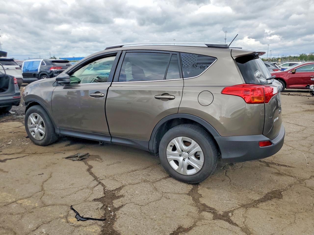 2015 Toyota Rav4 Le Brown vin: JTMBFREV6FD132715