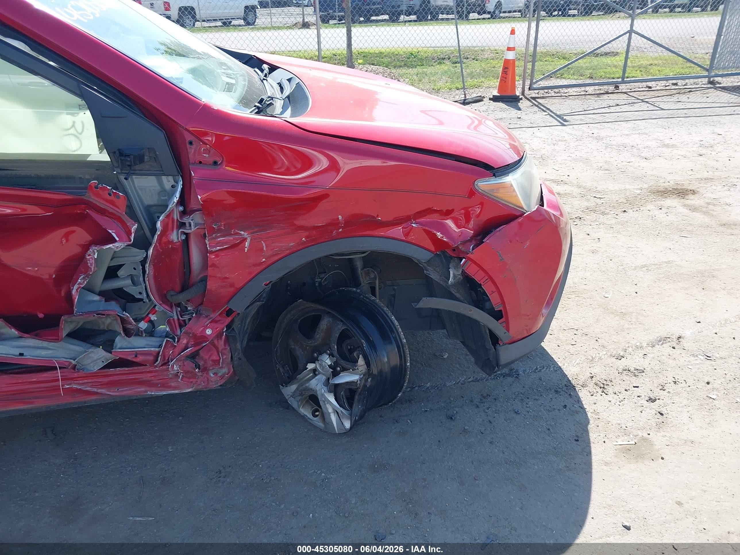 2015 Toyota Rav4 Le Red vin: JTMBFREV6FD168811