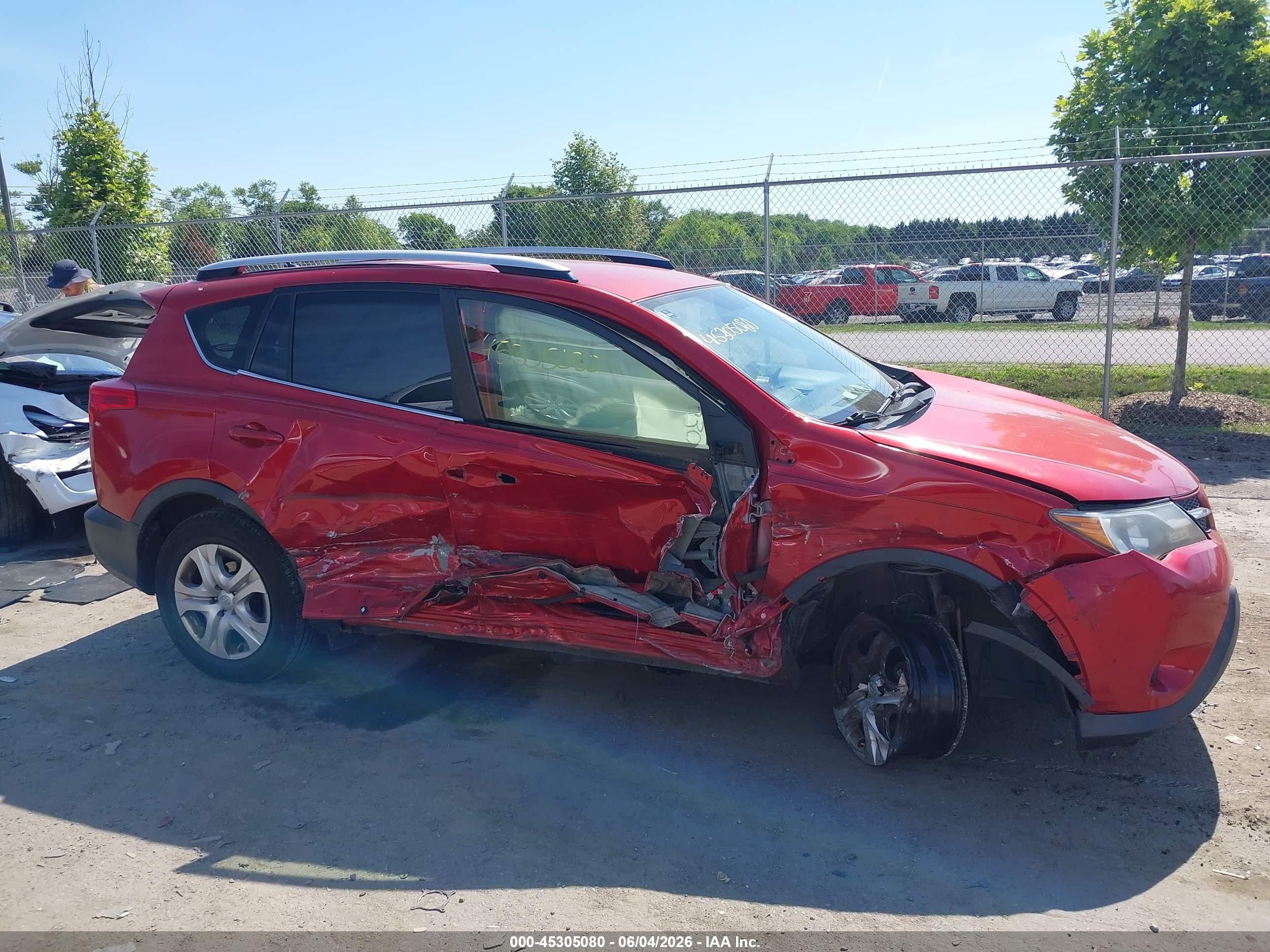 2015 Toyota Rav4 Le Red vin: JTMBFREV6FD168811
