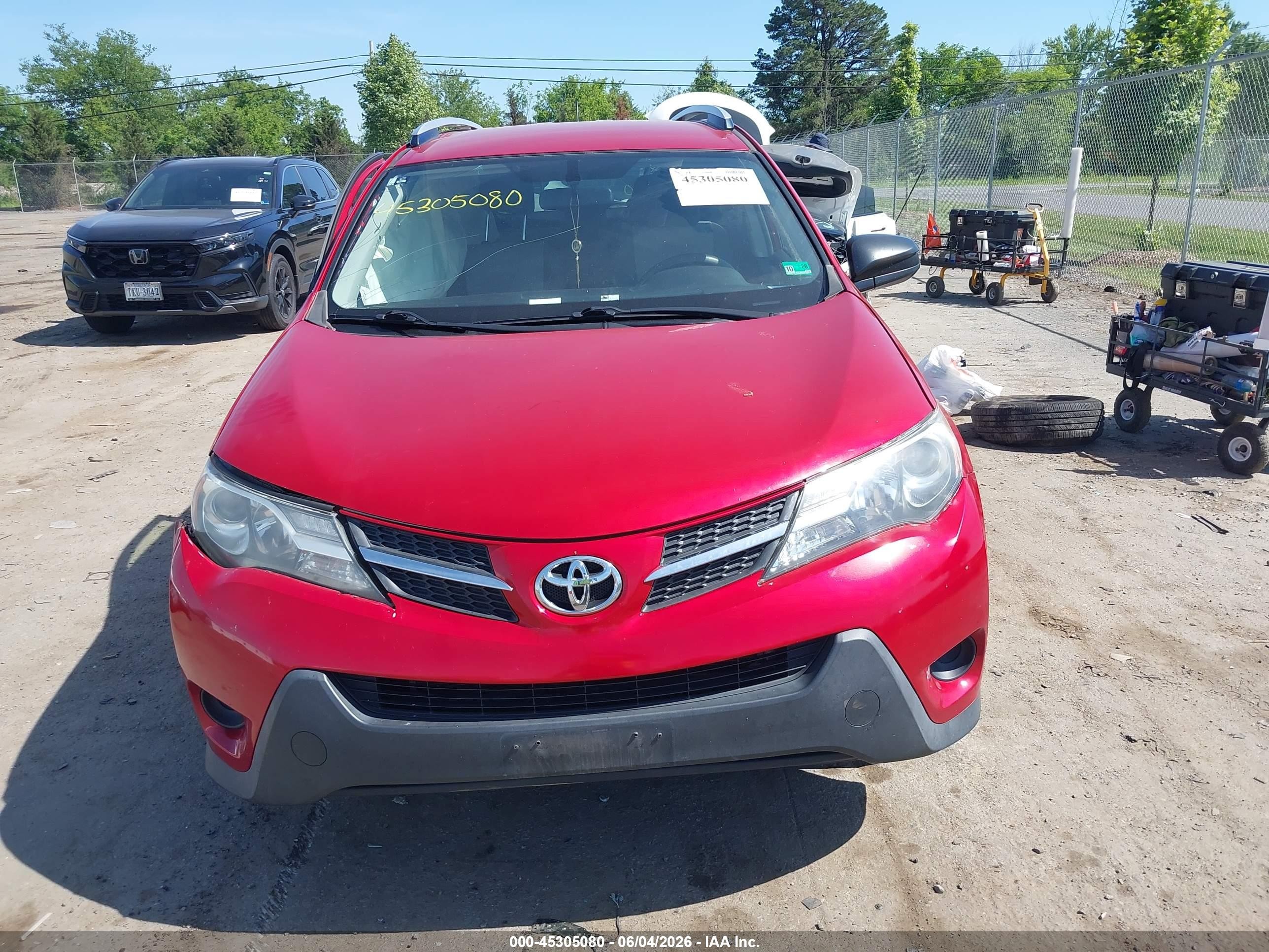 2015 Toyota Rav4 Le Red vin: JTMBFREV6FD168811